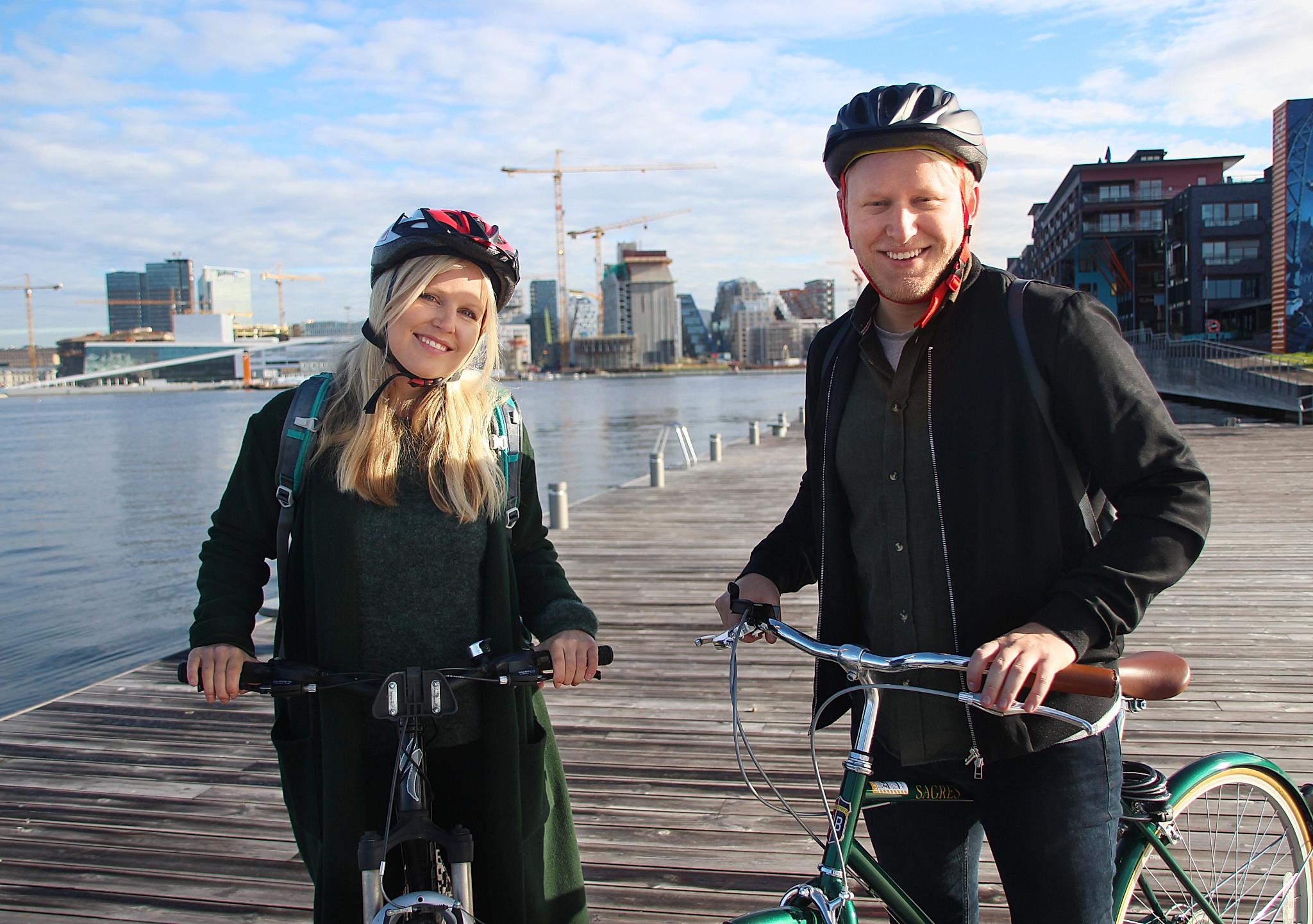 Två cyklister i stadsdelen Sørenga i Oslo, östra Norge