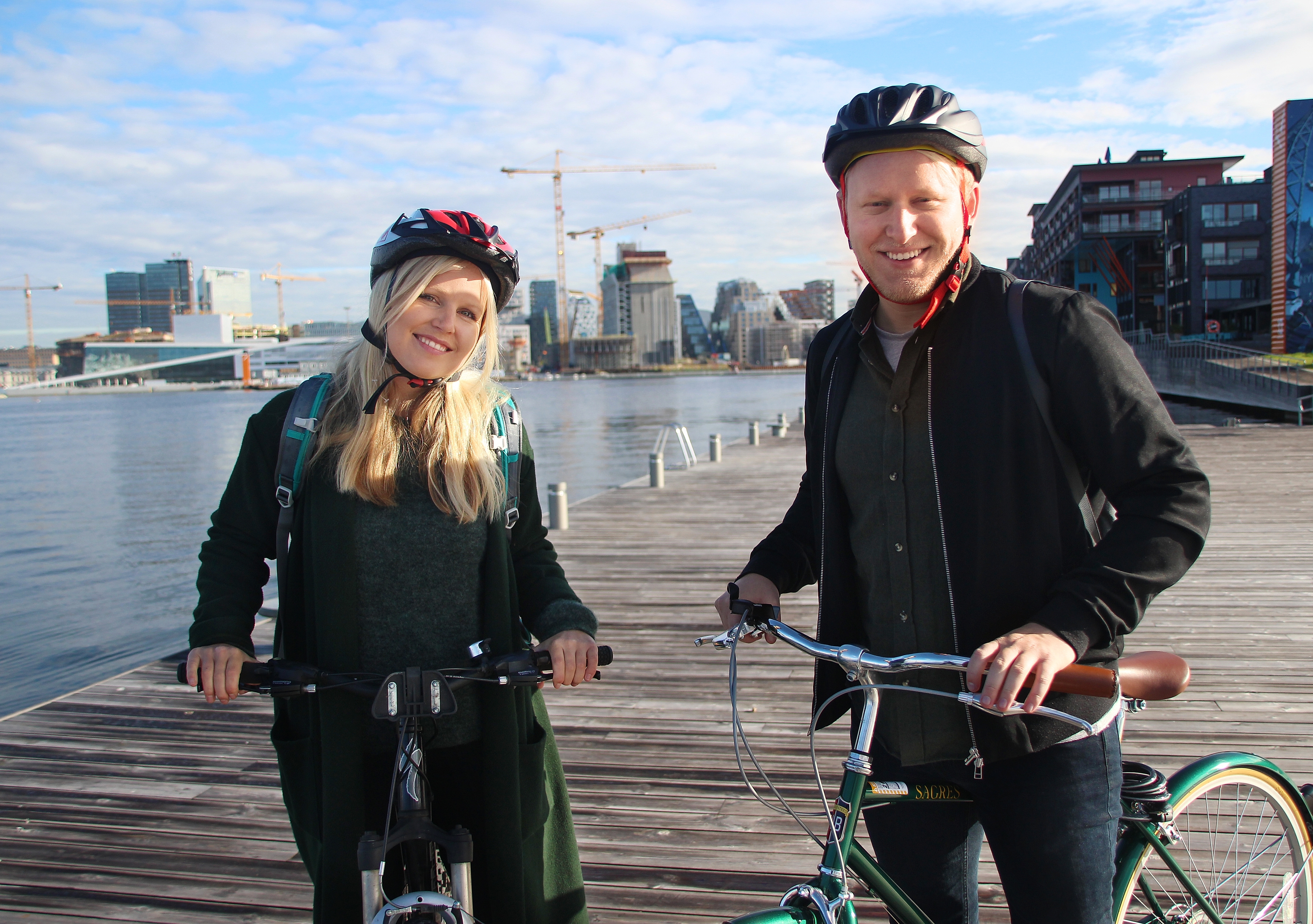 Zwei Radfahrer auf Sørenga in Oslo, Ostnorwegen