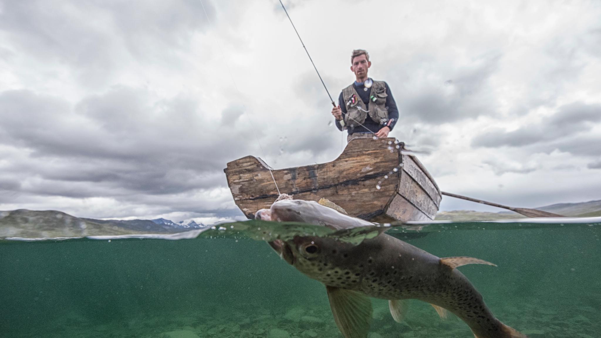 Man fishing Ørret in Valdres