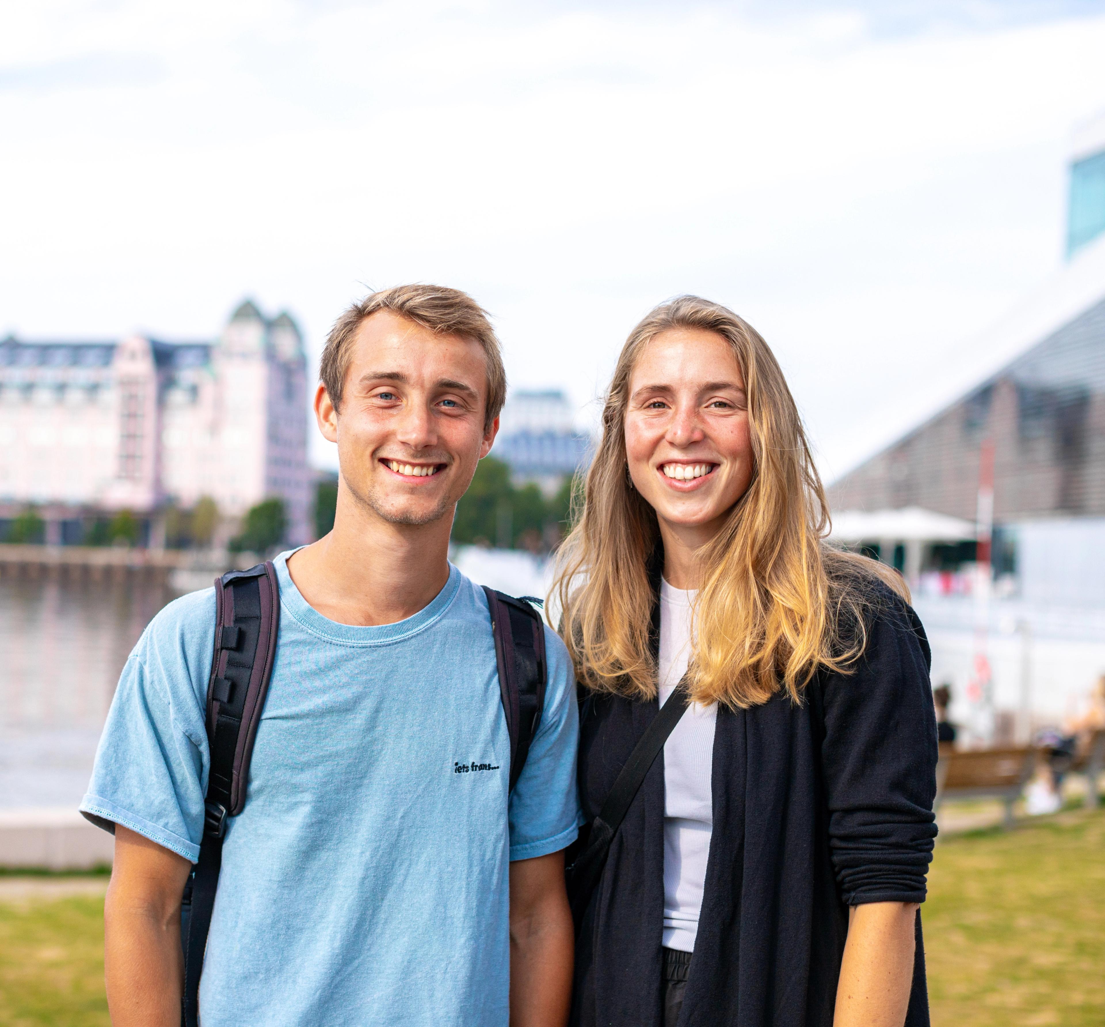 A young couple in front The Oslo Opera House