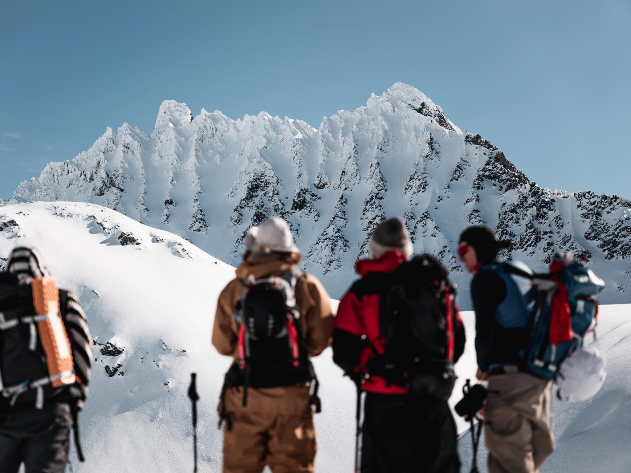 En turgruppe ser opp mot Smørskredtindane i Sunnmørsalpane