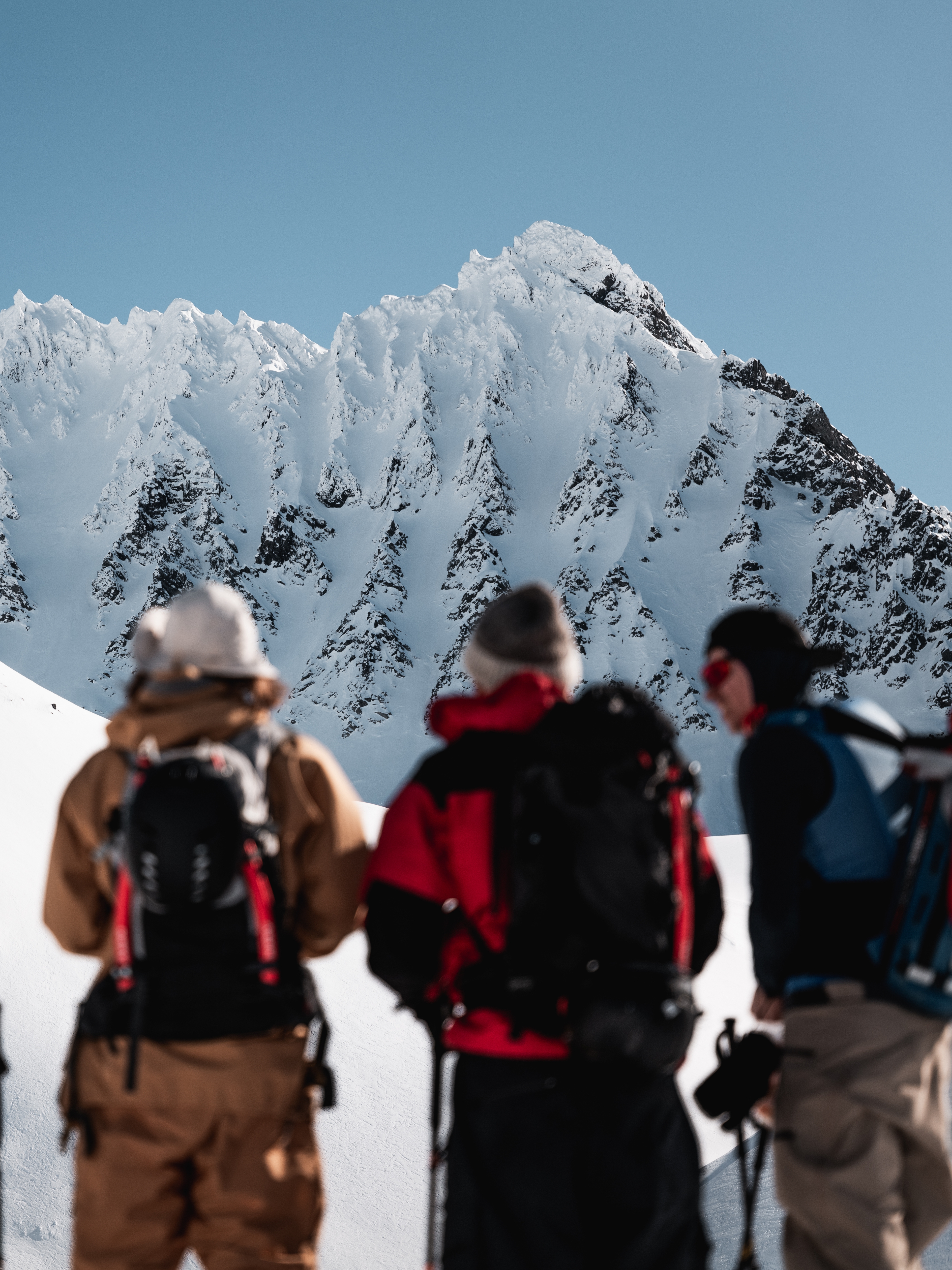 En turgruppe ser opp mot Smørskredtindane i Sunnmørsalpane