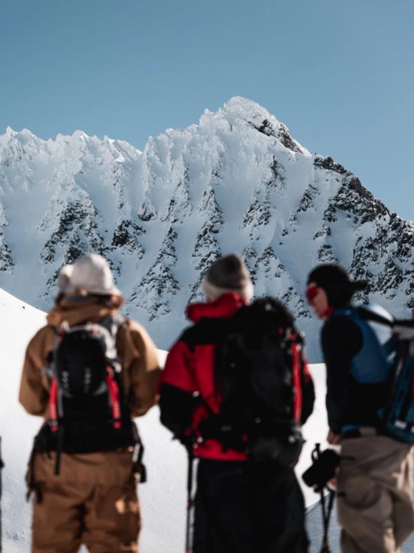 En turgruppe ser opp mot Smørskredtindane i Sunnmørsalpane