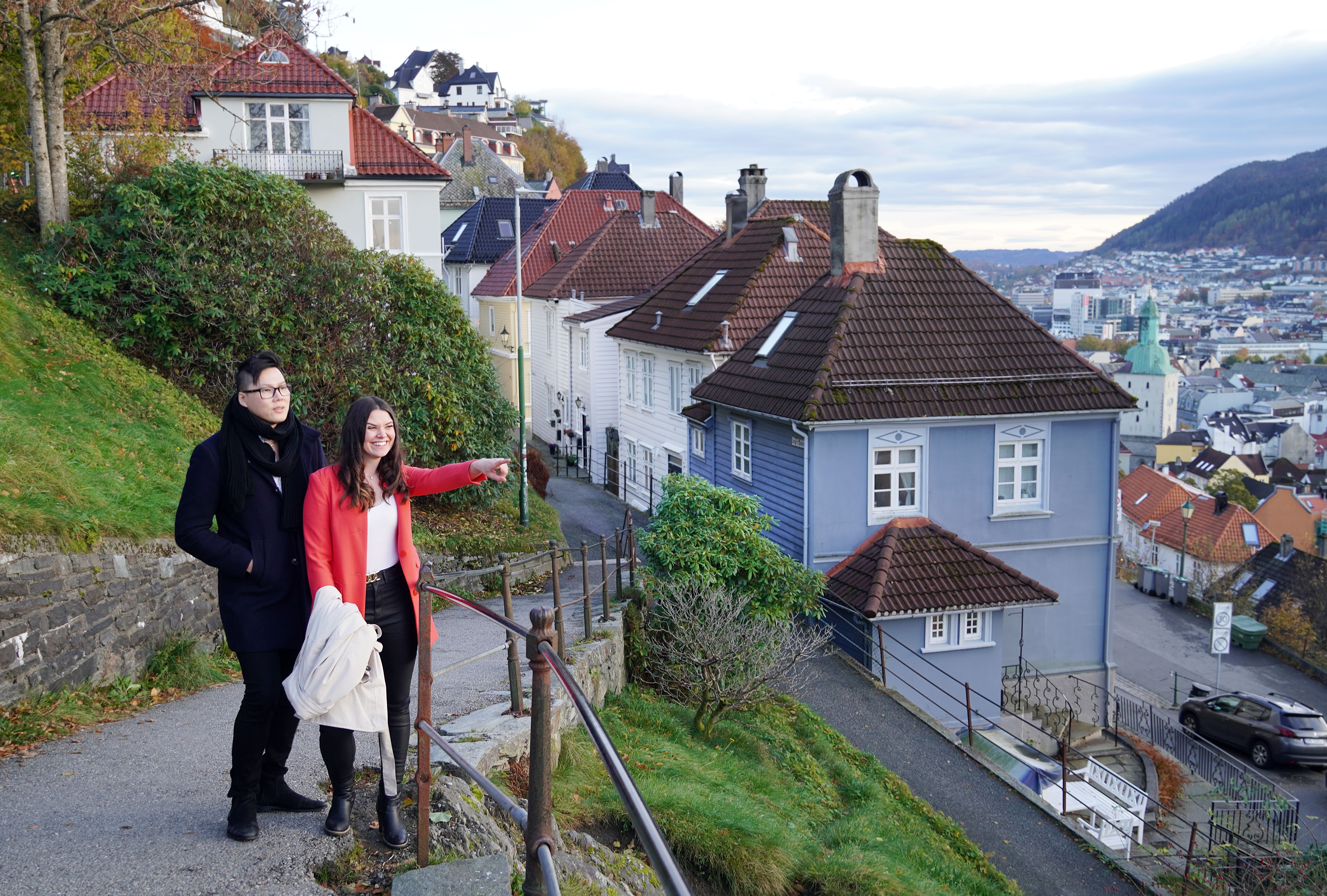 Two people strolling around in Bergen during autumn
