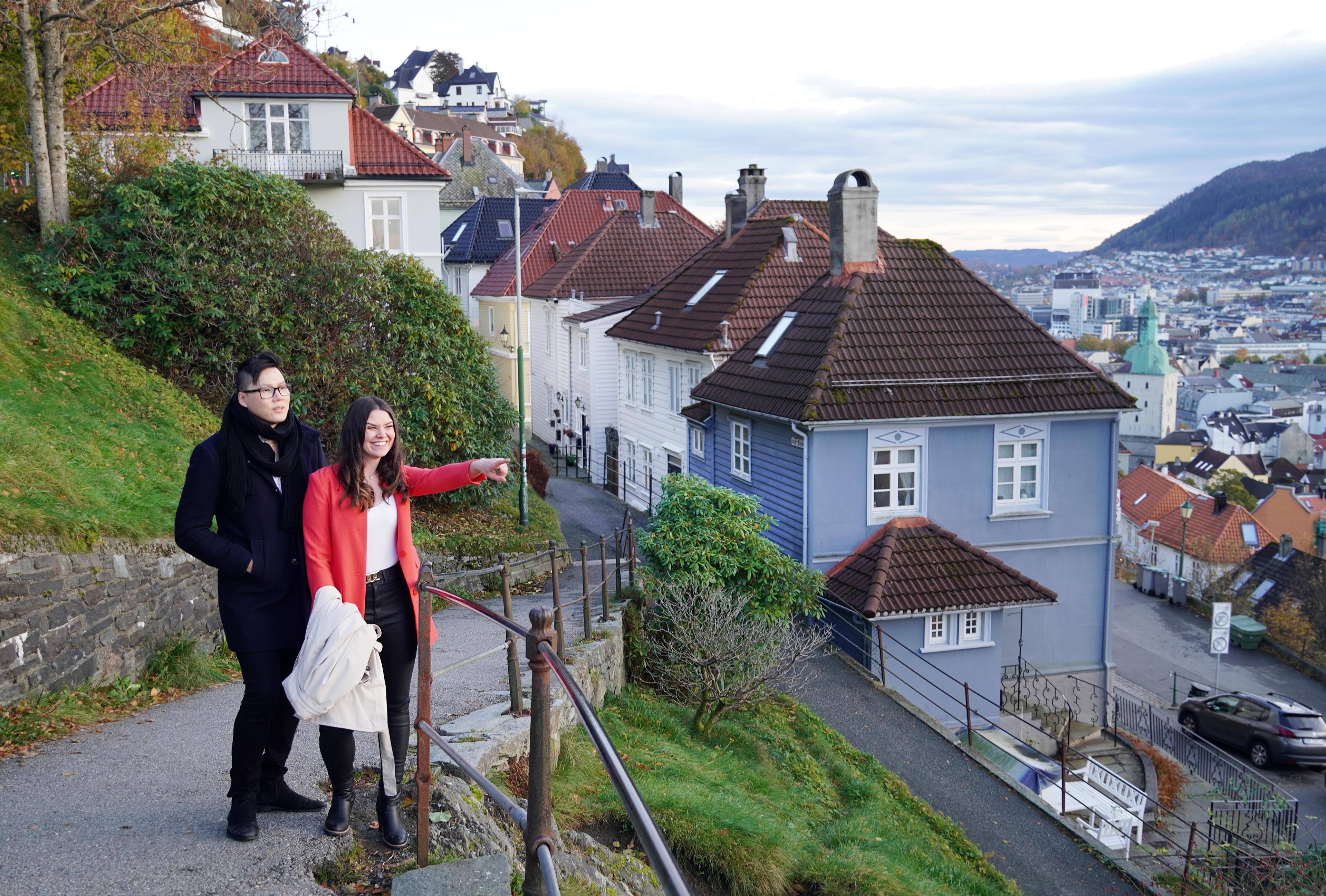 Two people strolling around in Bergen during autumn