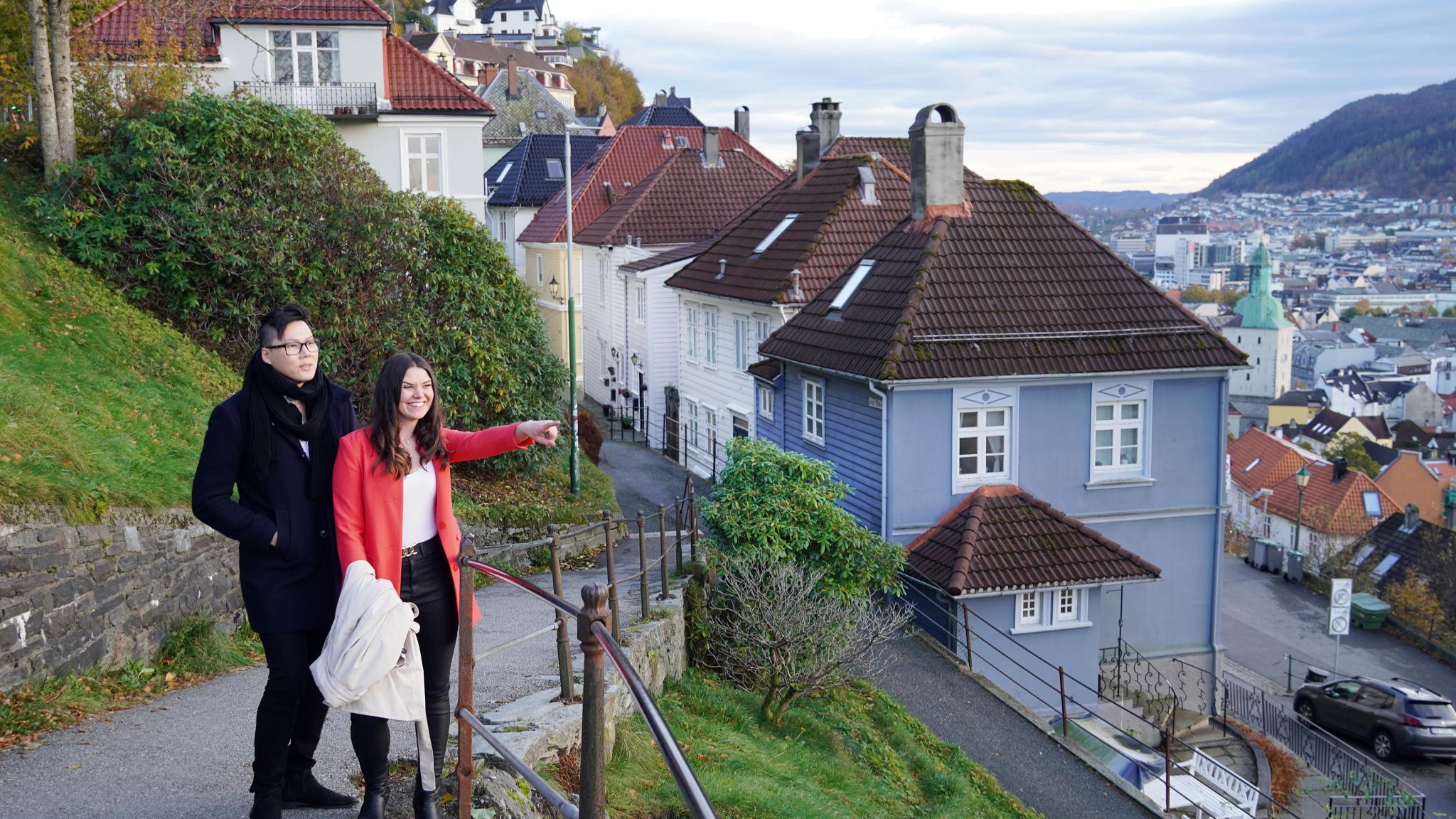 Two people strolling around in Bergen during autumn