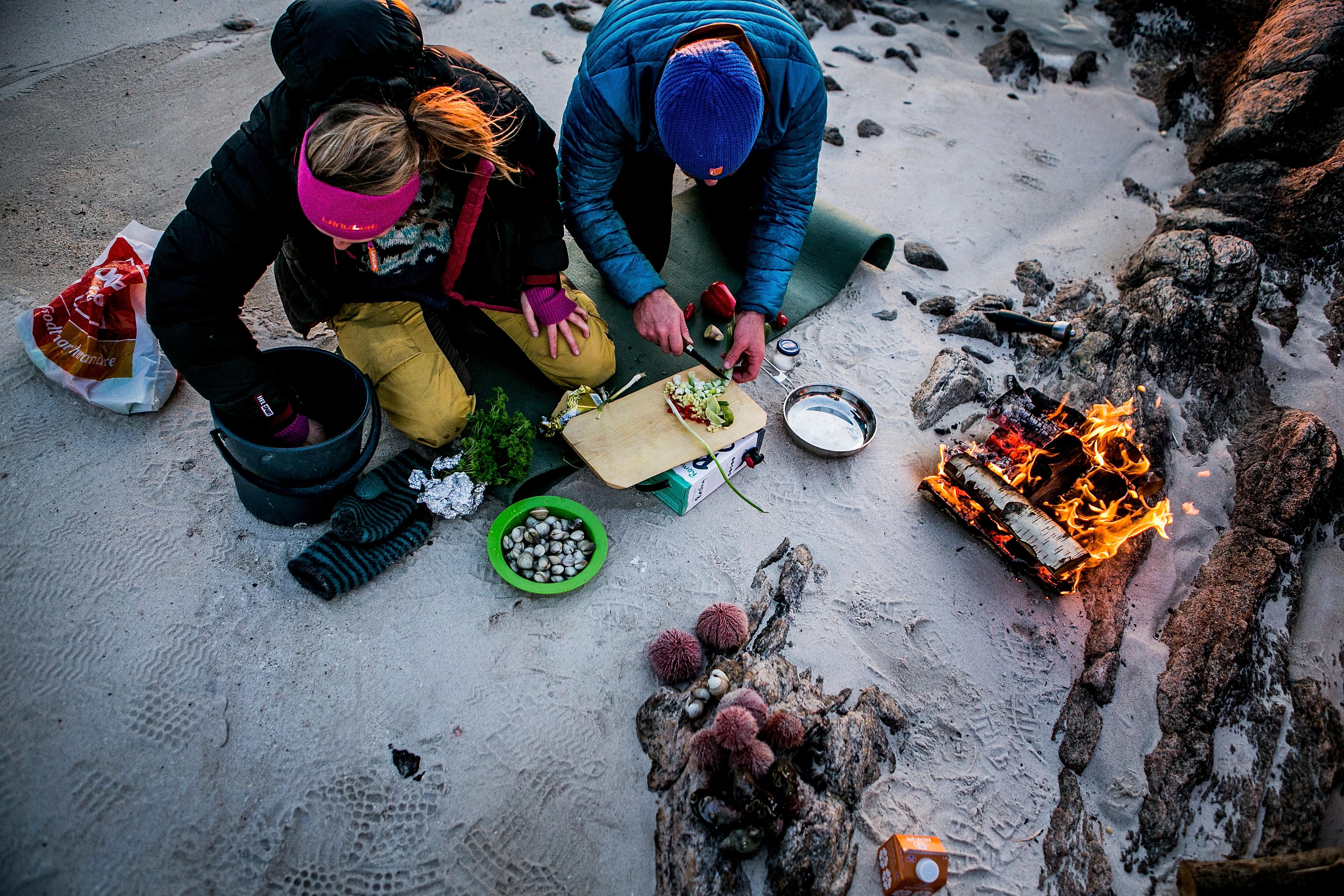 To personer lager mat på stranden i Steigen i Nordland, Nord-Norge