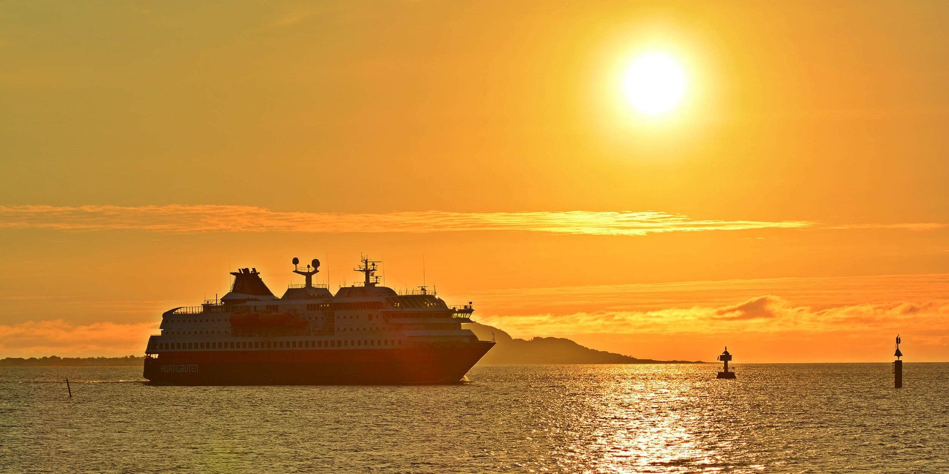 Hurtigruten sous le soleil de minuit en Norvège