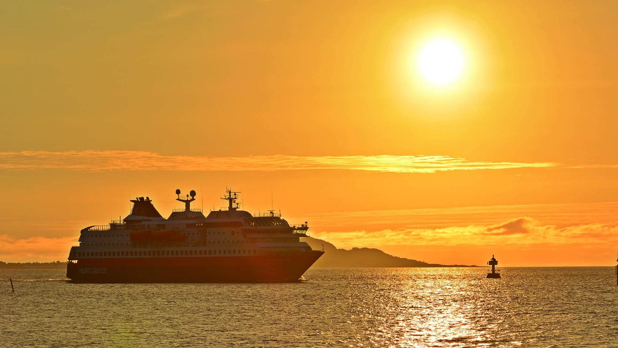 Hurtigruten sous le soleil de minuit en Norvège