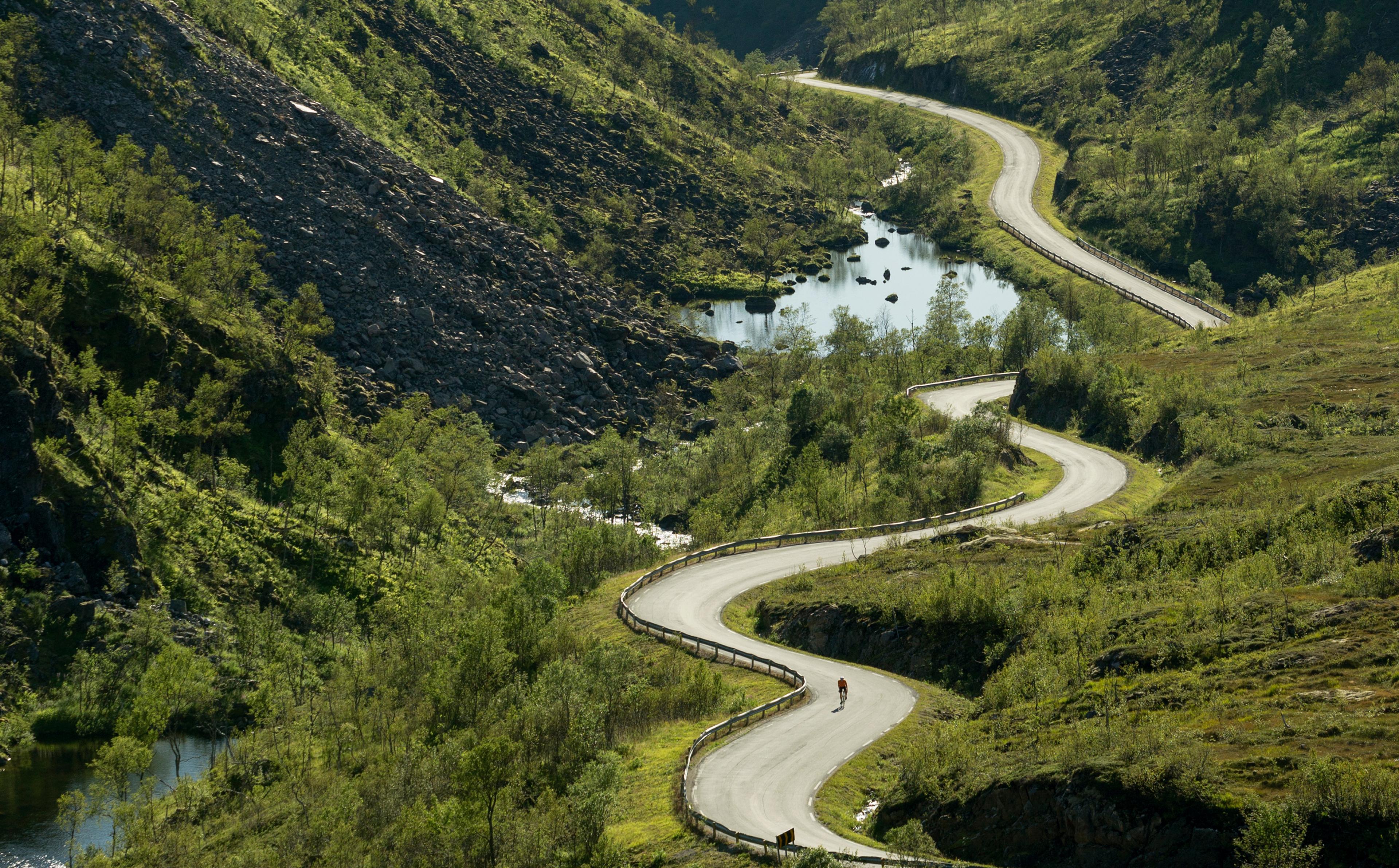 En person cykler gennem Kaperskaret på Senja i Nord-Norge
