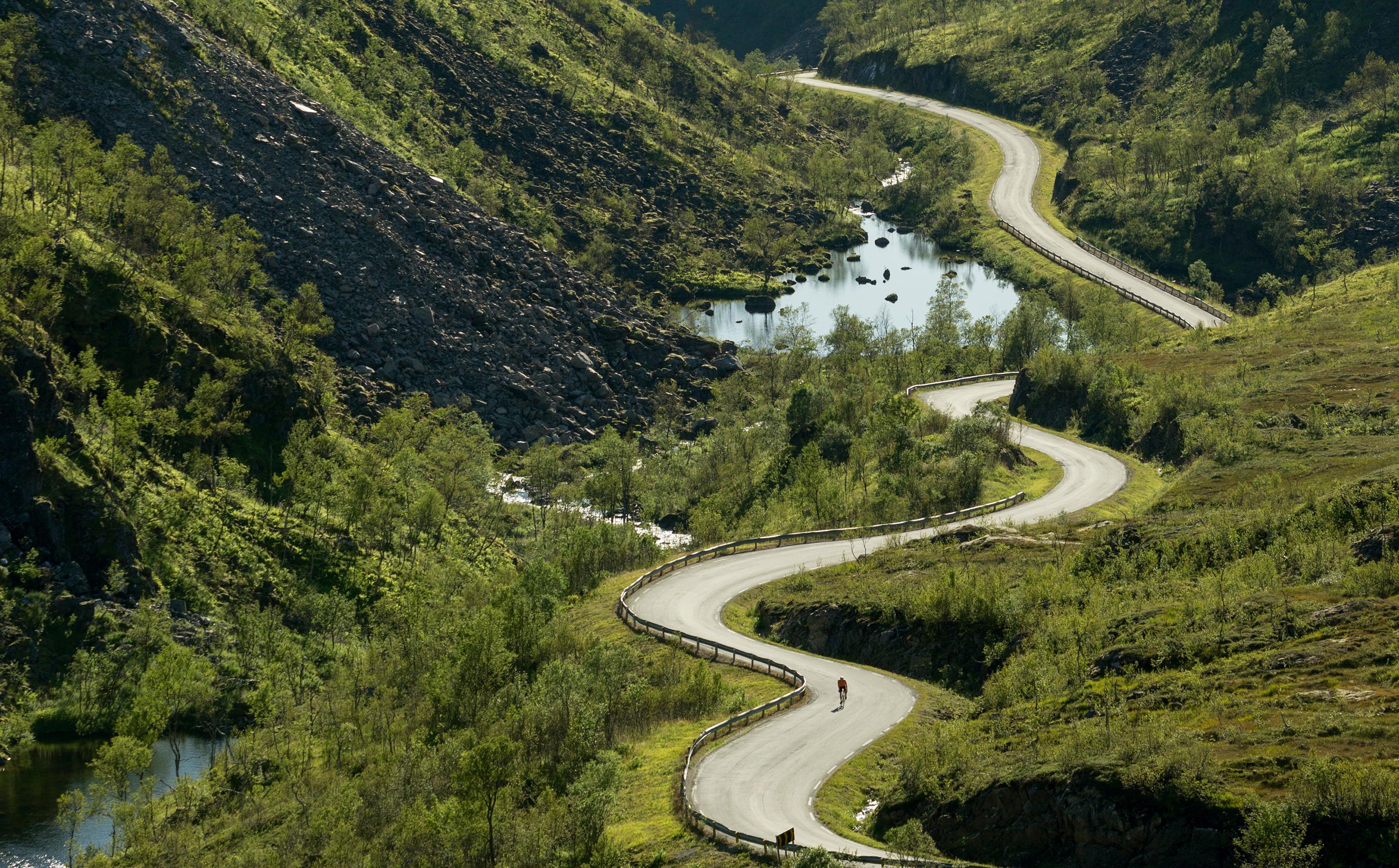 En person cykler gennem Kaperskaret på Senja i Nord-Norge