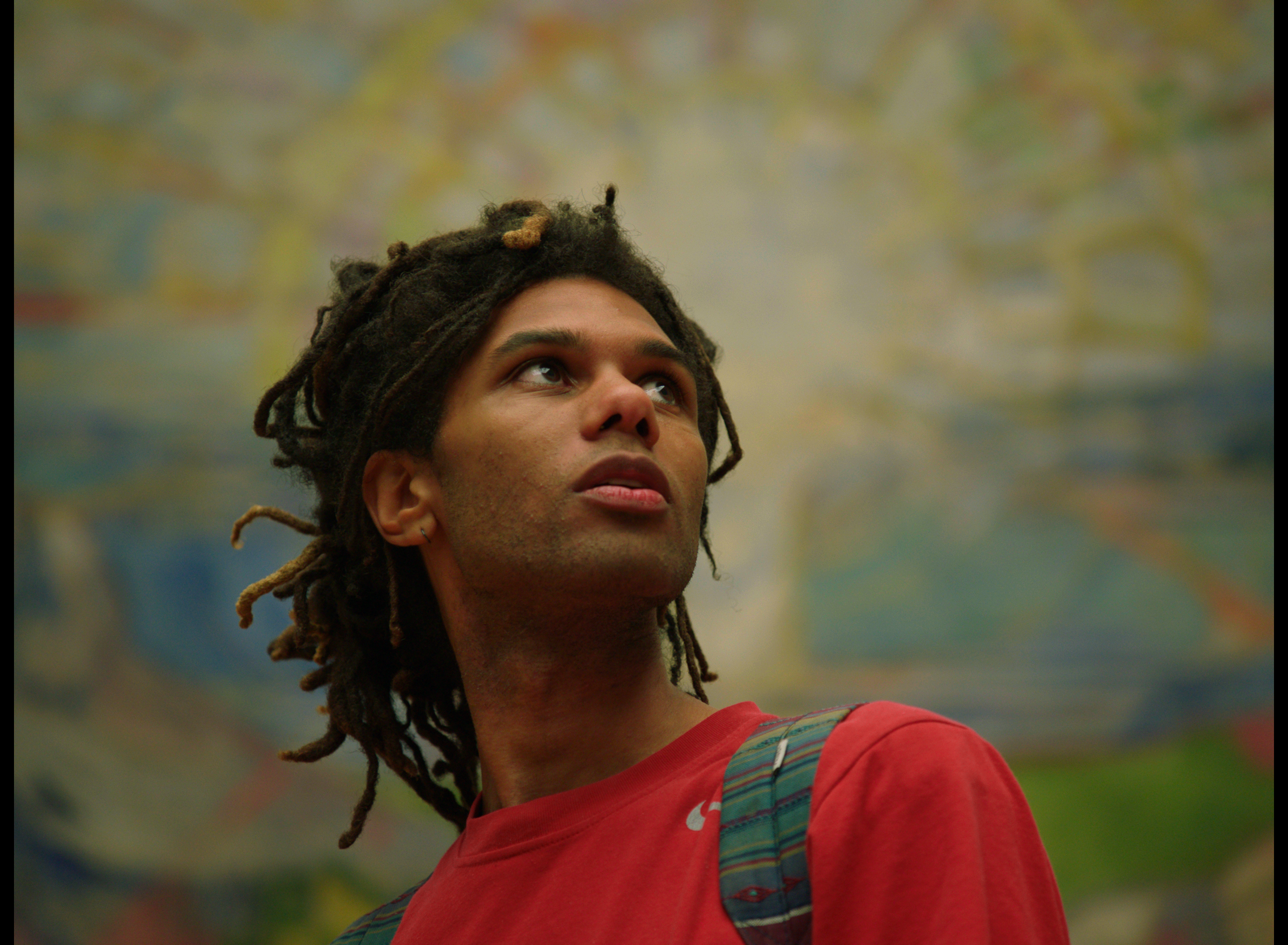 En mann ser på kunst