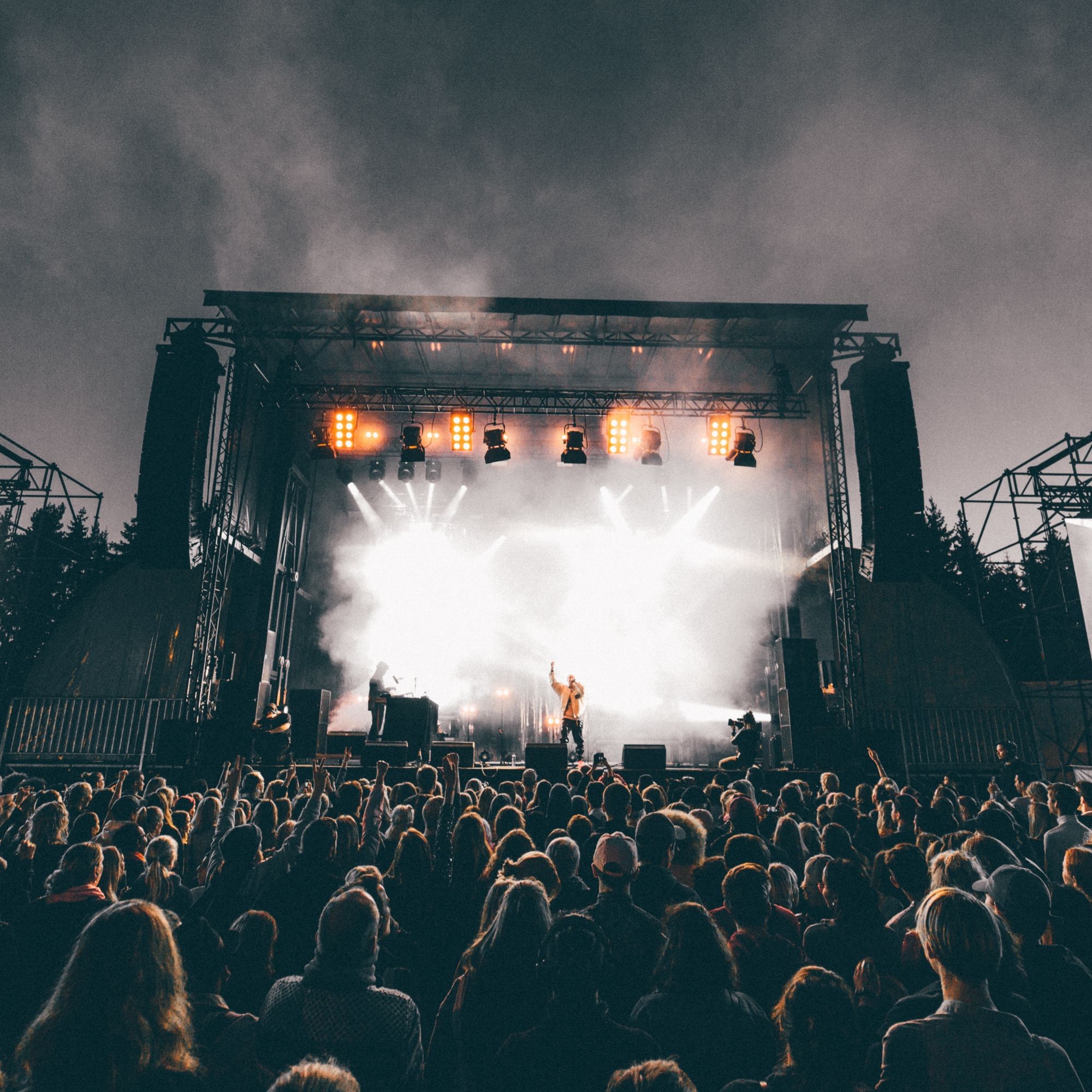 Et band spiller foran et stort publikum på Granittrock i Oslo