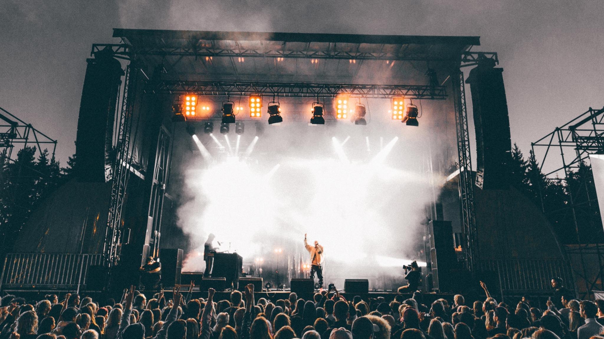 Et band spiller foran et stort publikum på Granittrock i Oslo