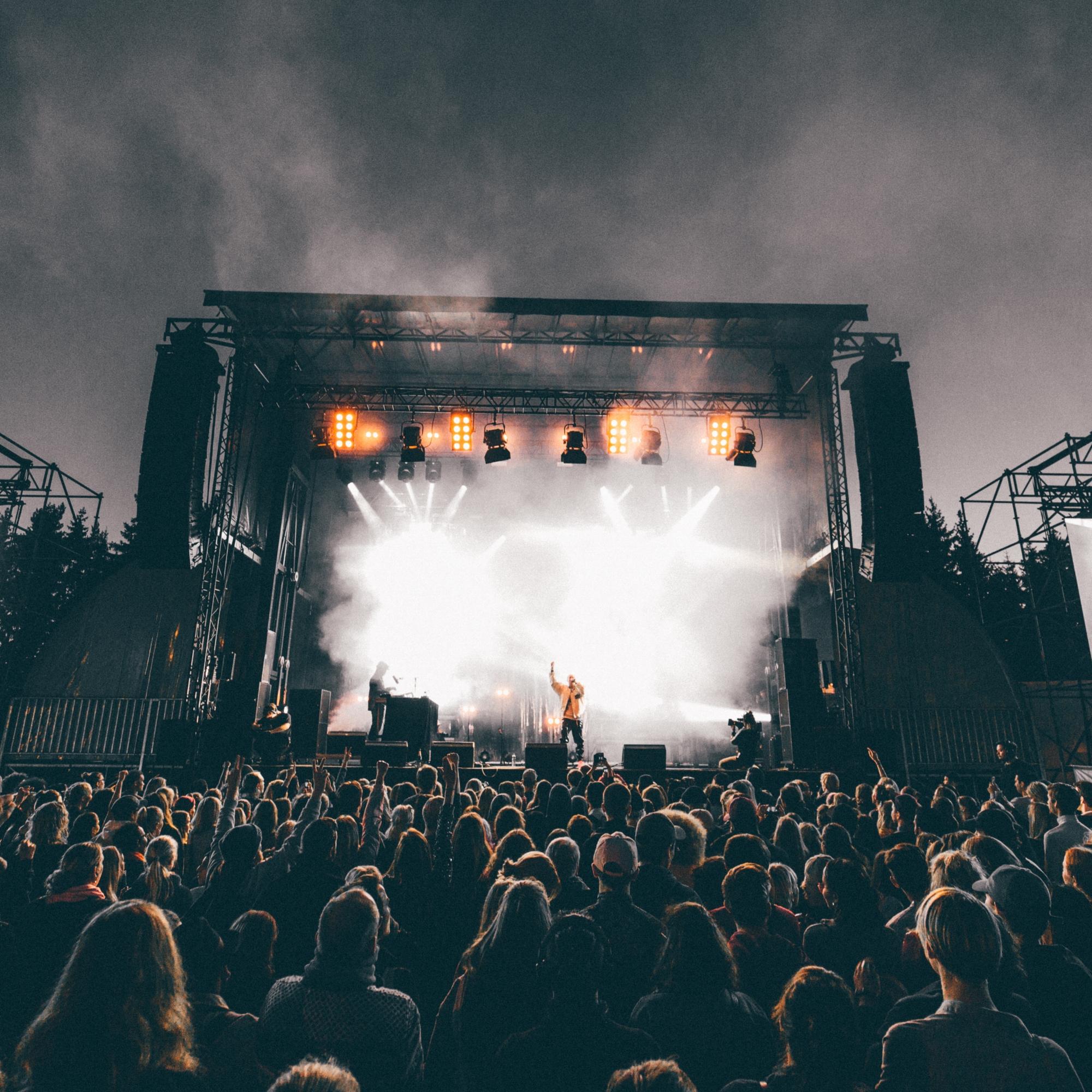 Et band spiller foran et stort publikum på Granittrock i Oslo