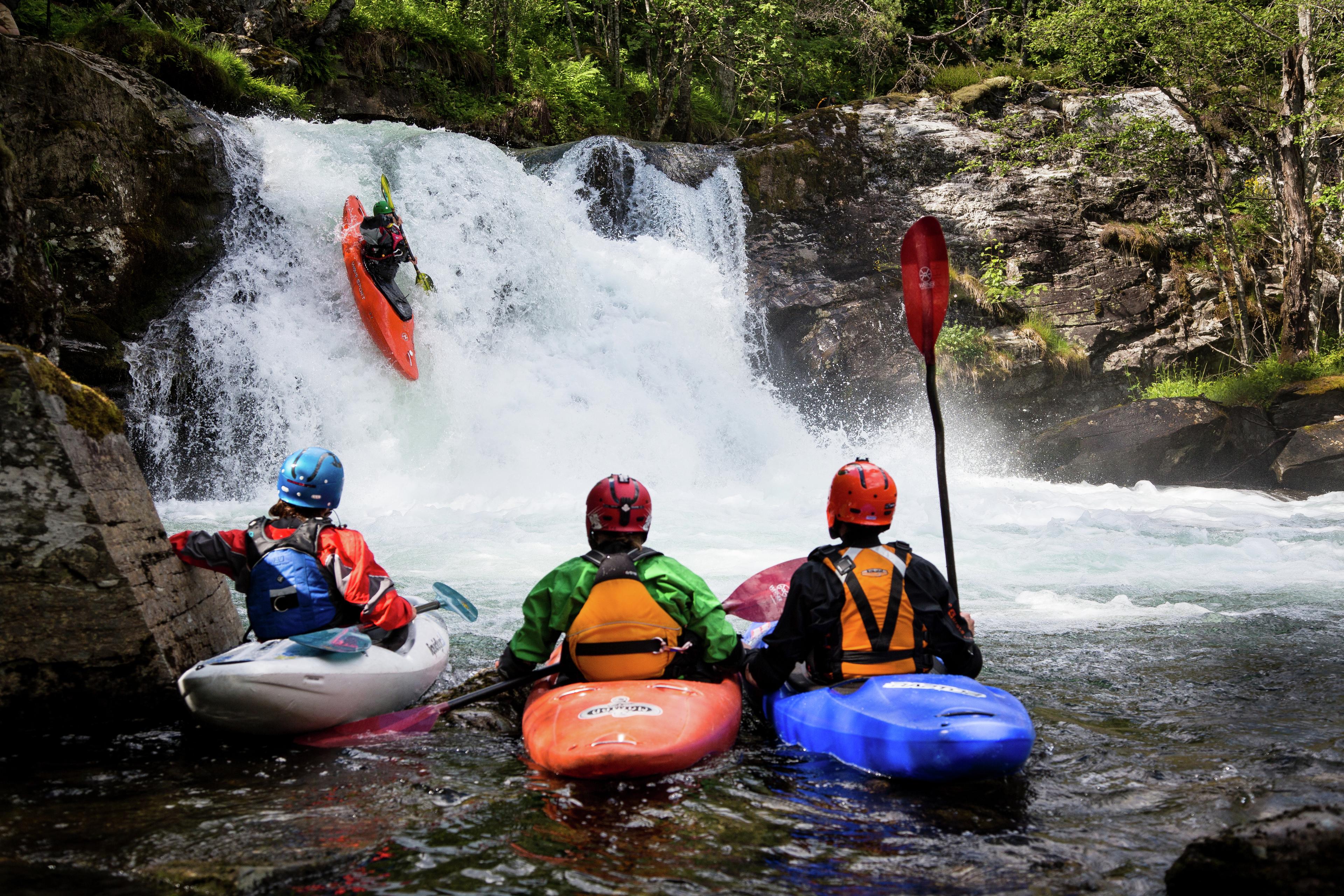 Cuatro personas navegan en kayak a través de los rápidos del complejo de actividades al aire libre Ekstremsportsveko, en Voss, la Noruega de los fiordos.