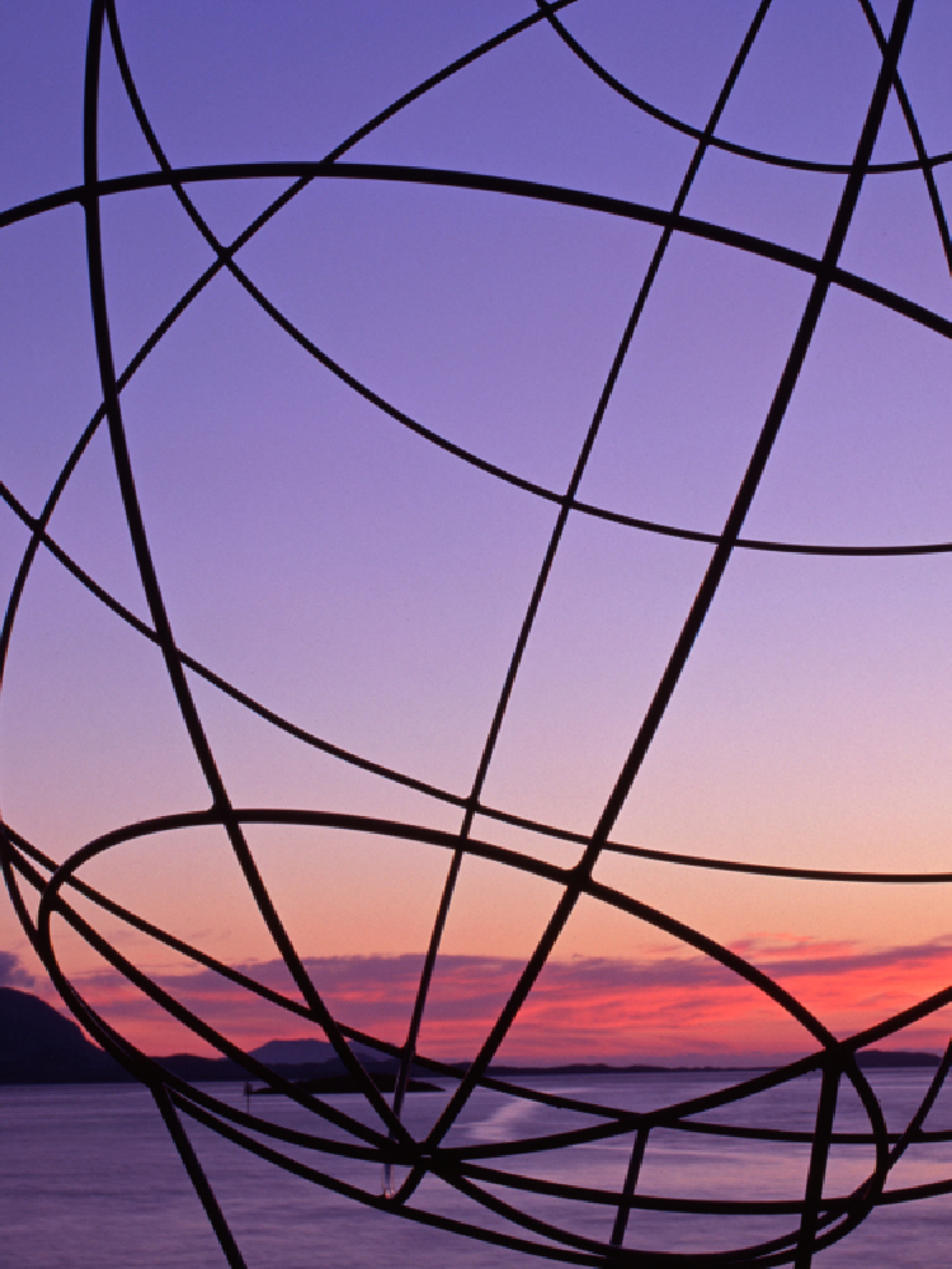 En globe markerer polarsirkelen i Tonnes på Rødøy, Norge.