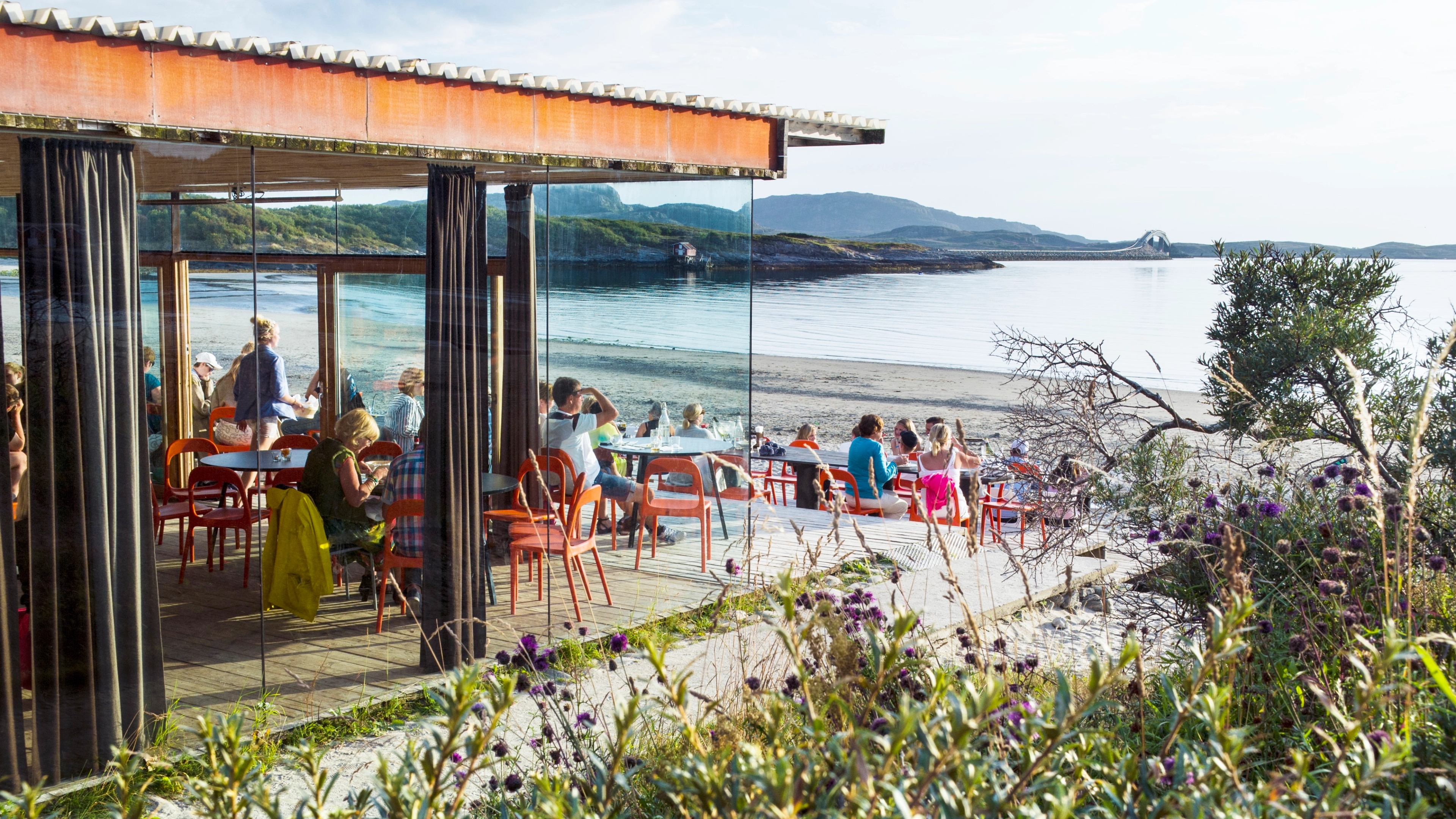 People enjoying the popullar beach bar at Stokkøya in Trøndelag
