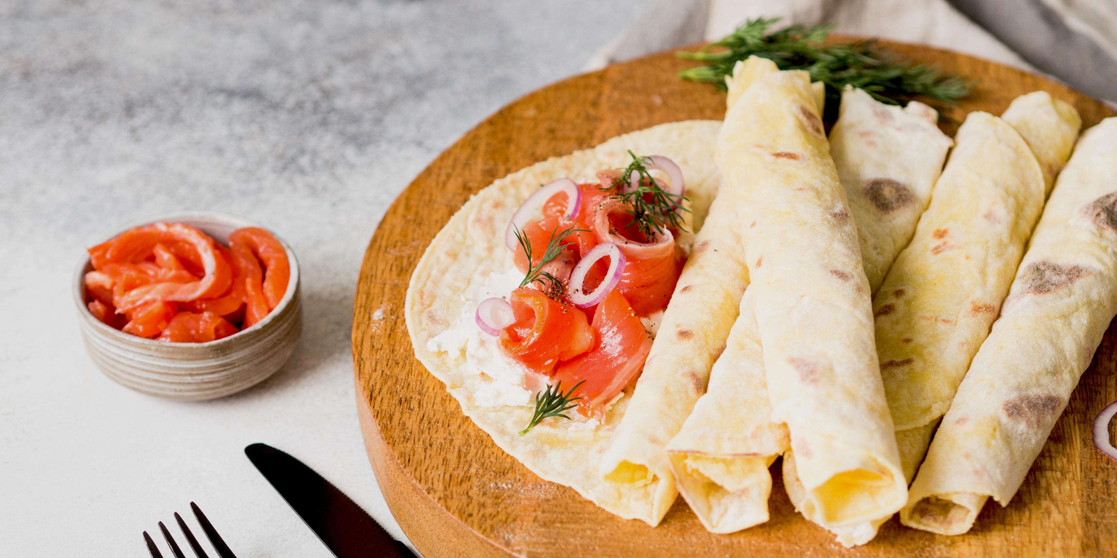 Lefse served with tomatosalad