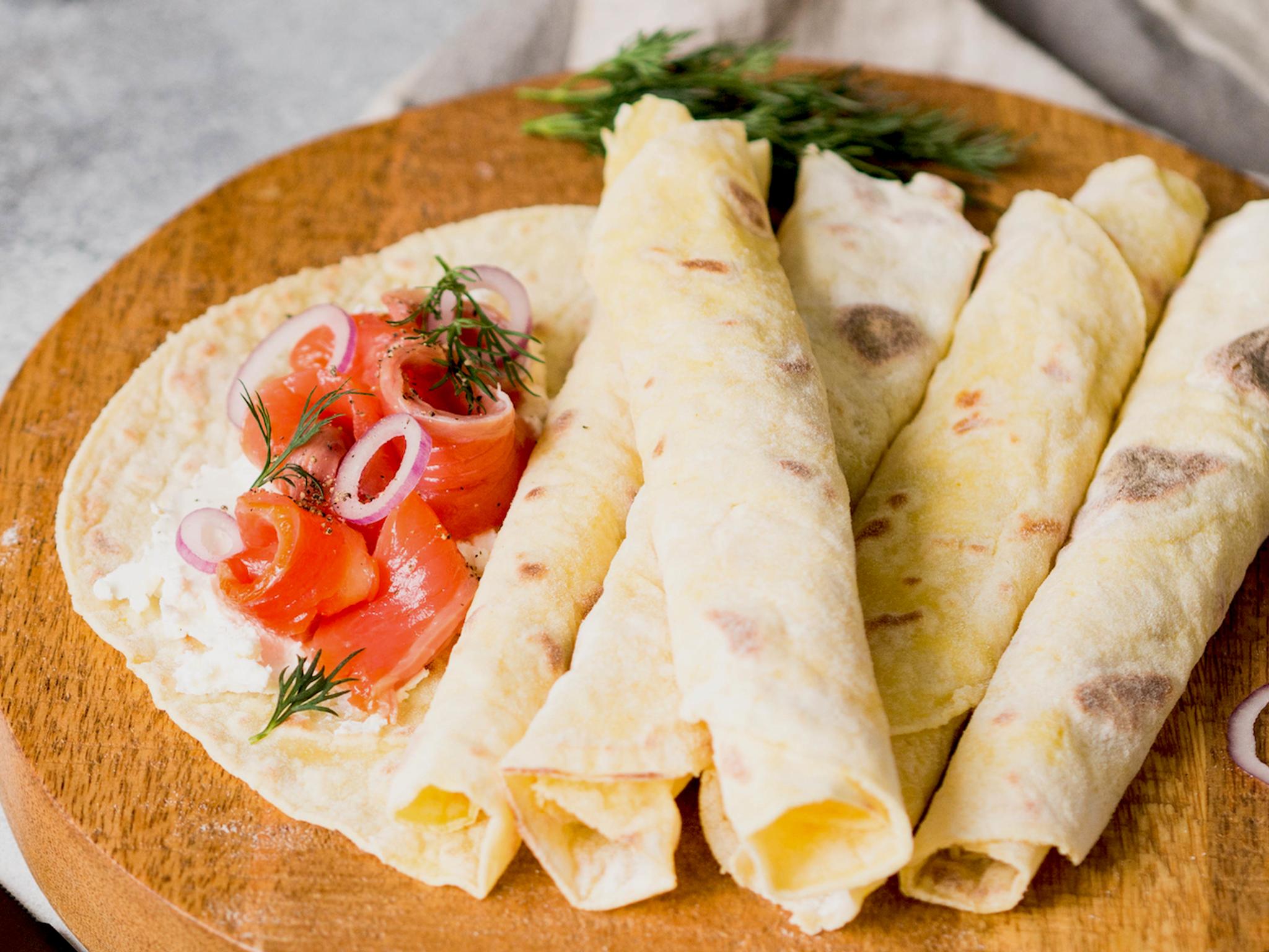 Lefse served with tomatosalad