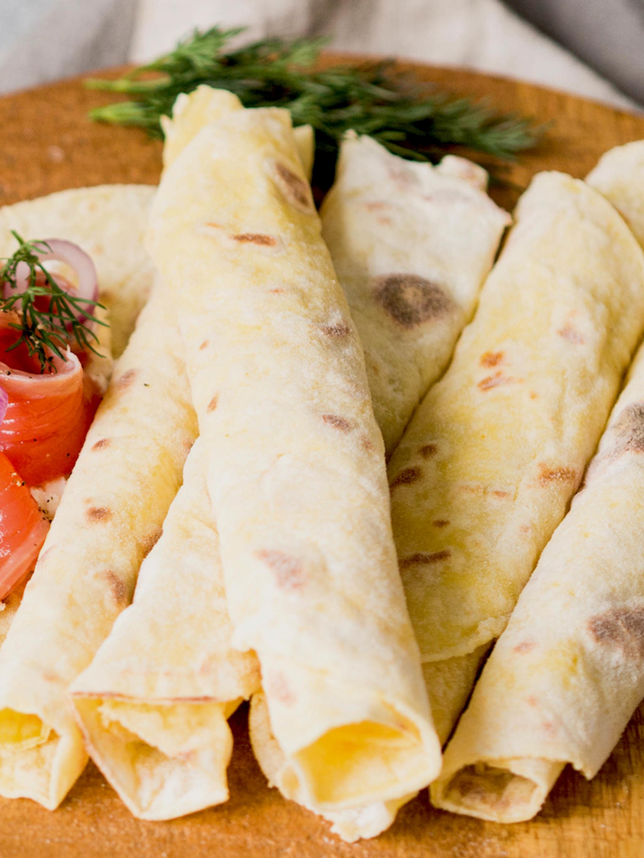 Lefse served with tomatosalad