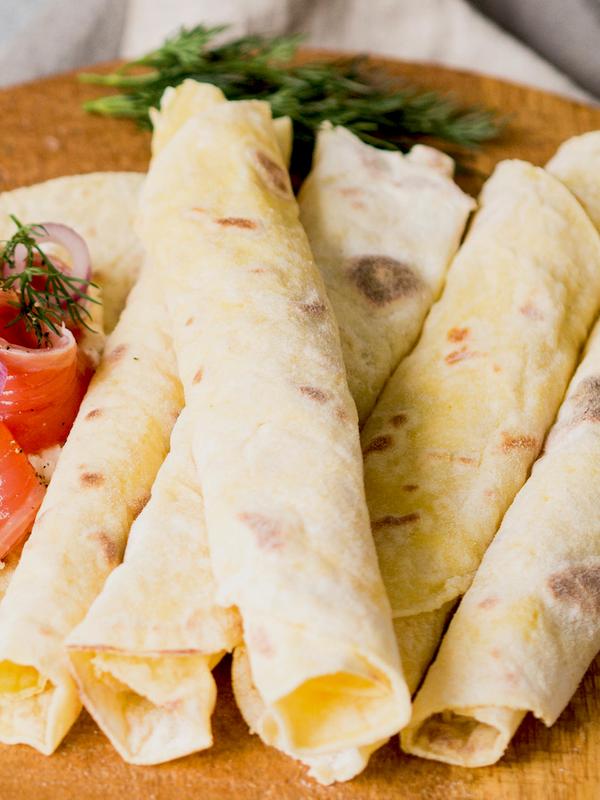 Lefse served with tomatosalad