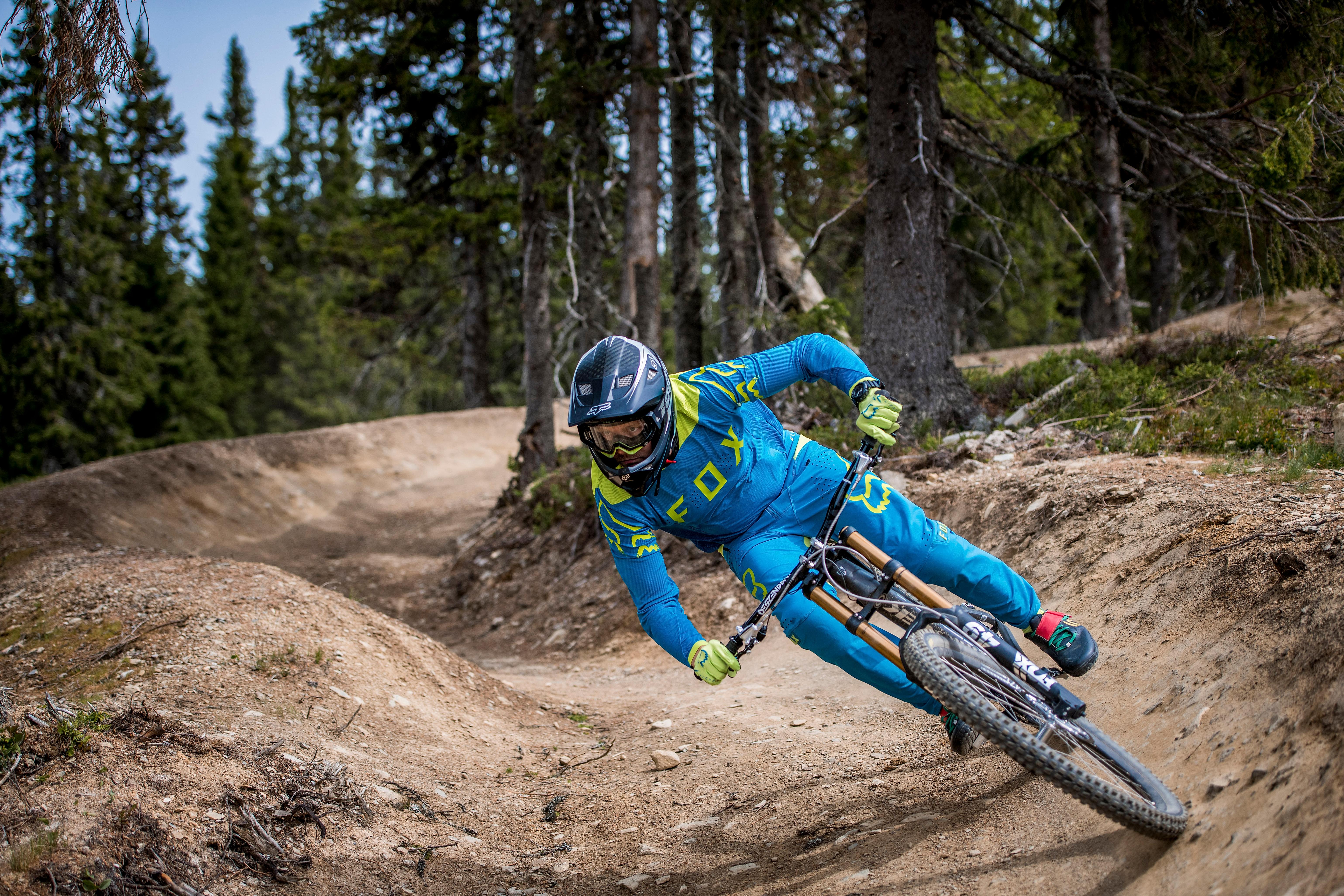 En person på en mountainbike i Hafjell Bike Park, Norge