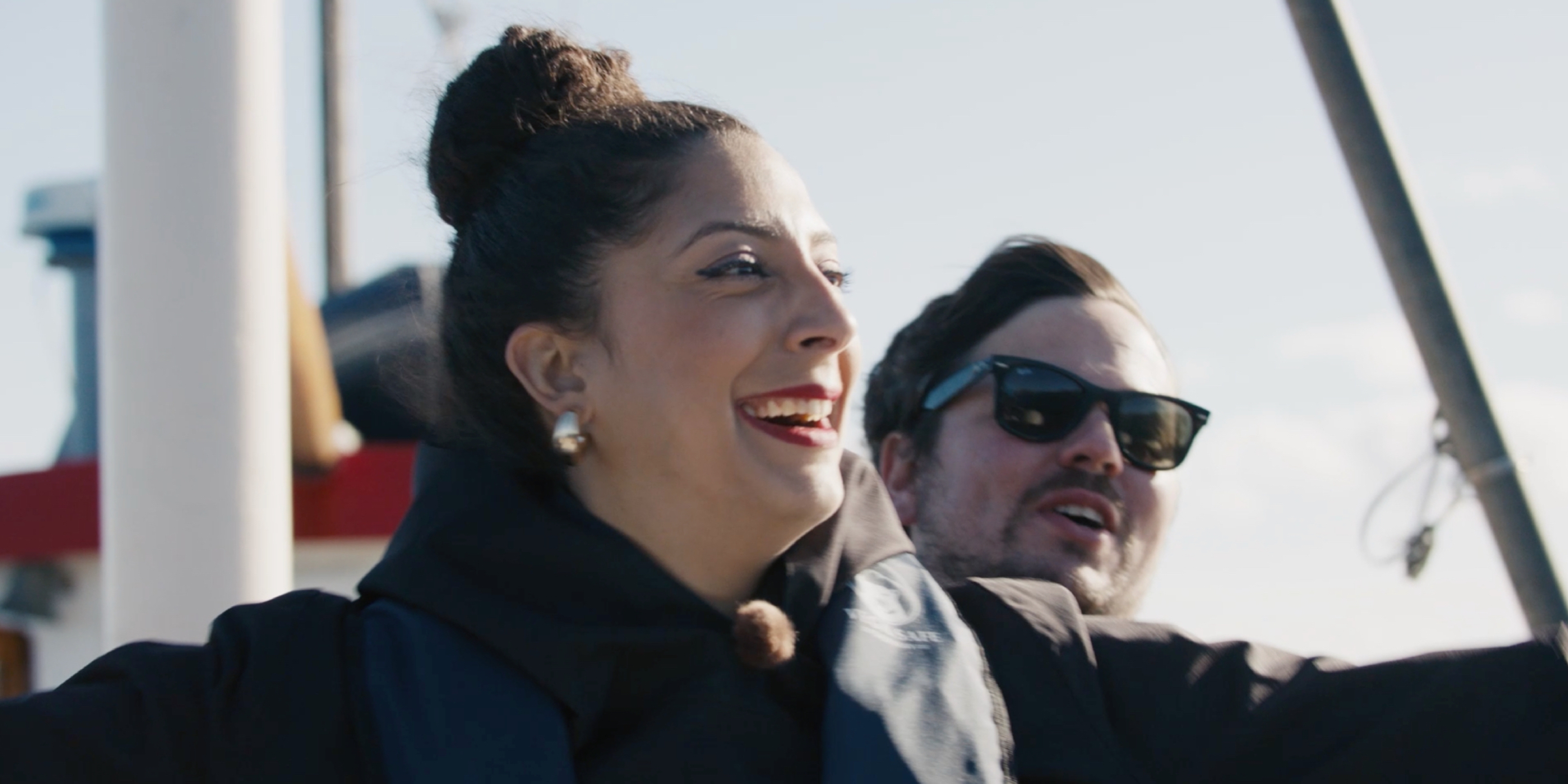 Et par står sammen på en båt.