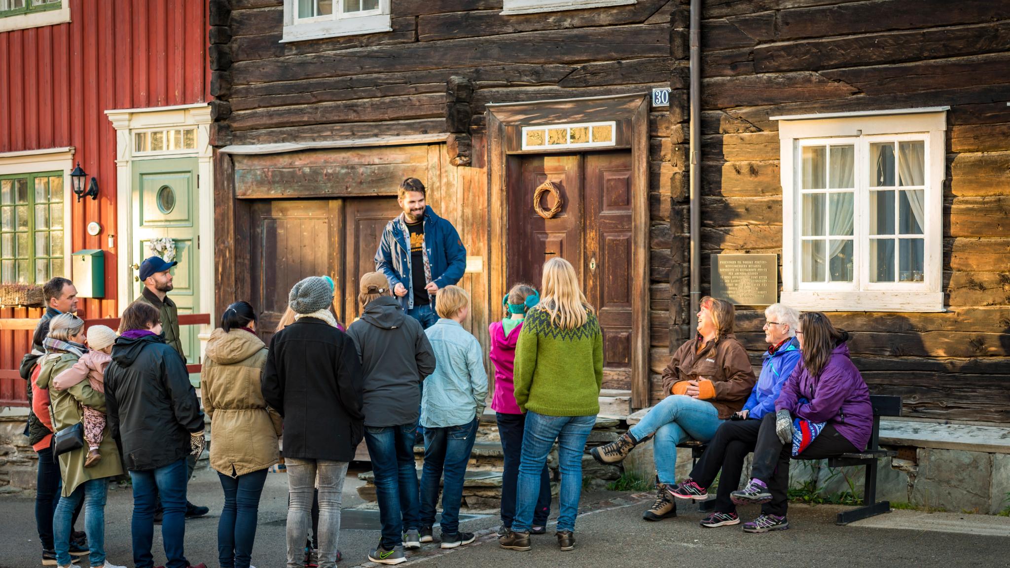 Un gruppo di persone si prepara a seguire un tour guidato a Røros, Trøndelag