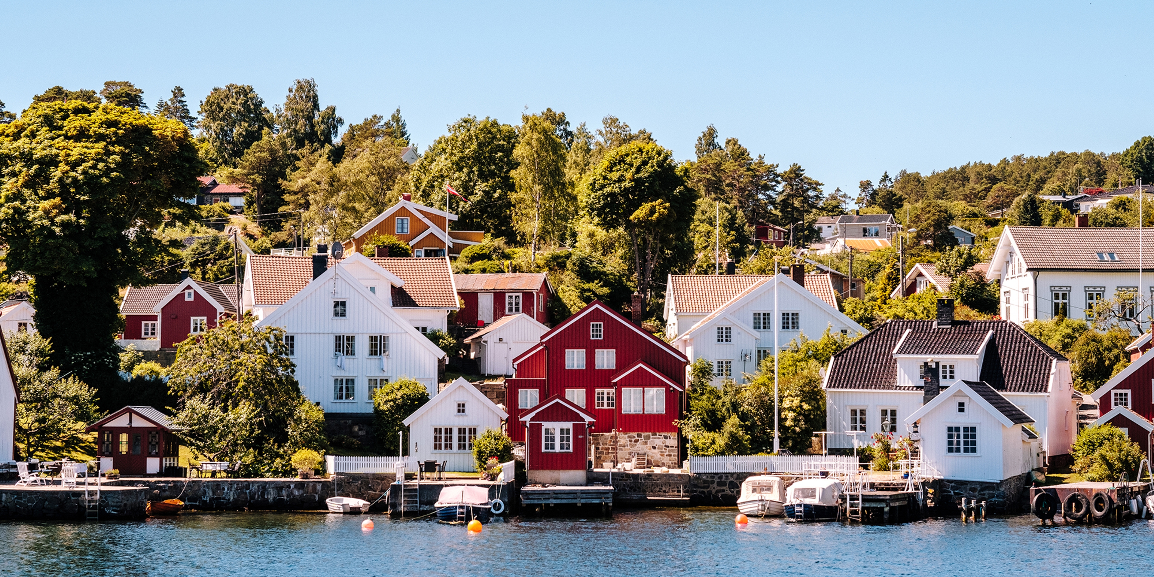Huse ved havet i Arendal i Sørlandet
