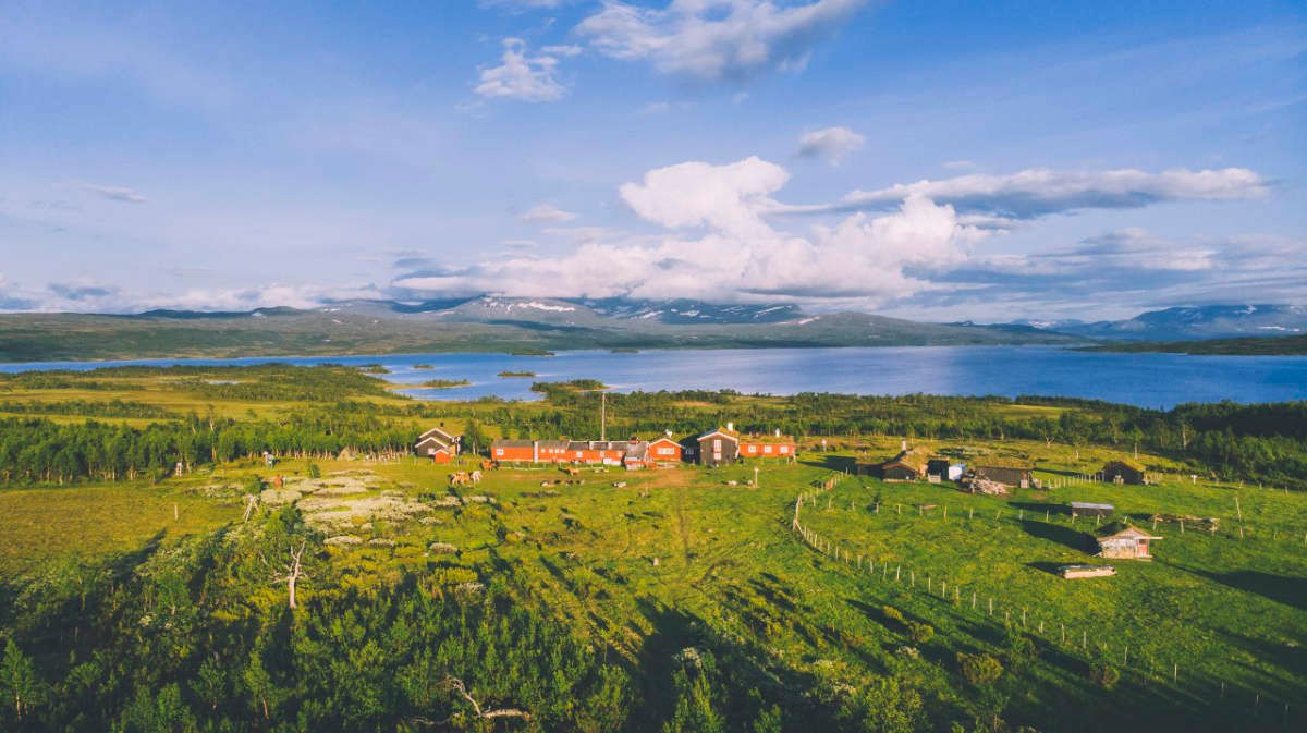 Autumn at the Storerikvollen tourist cabin