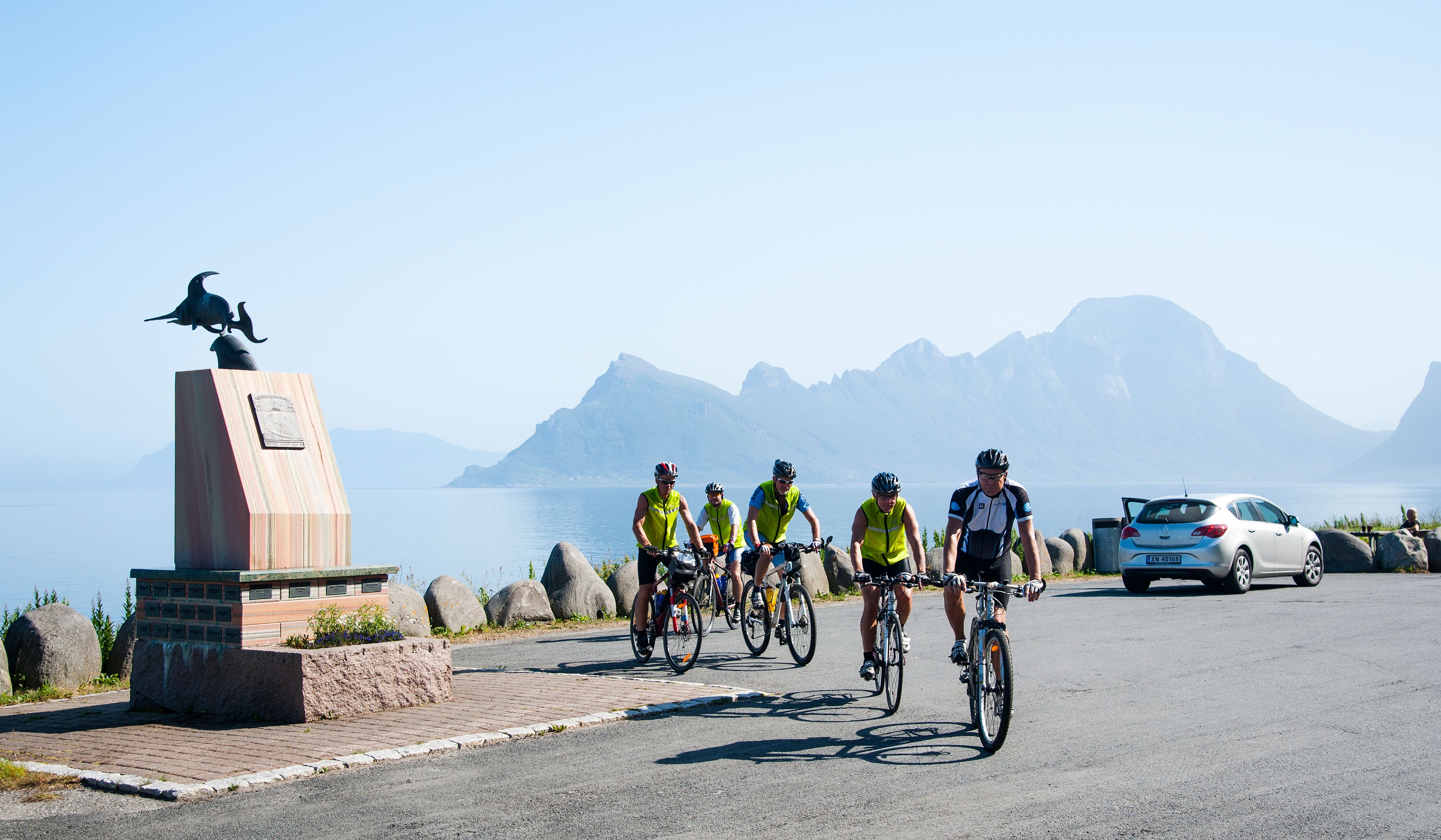 En gruppe landevejscyklister på Helgelandskysten i Nord-Norge