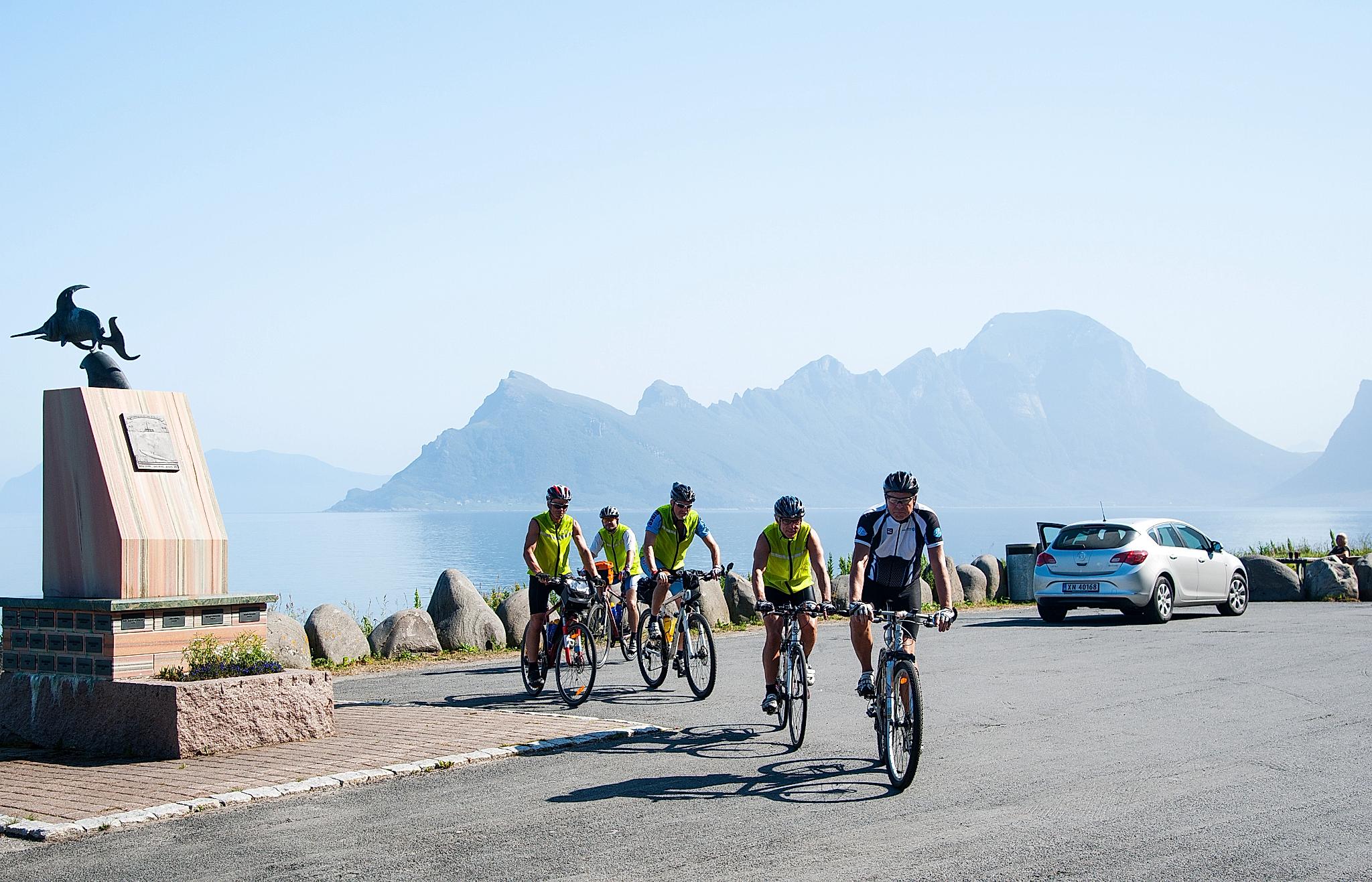 Groupe de cyclistes sur la côte du Helgeland, en Norvège du Nord
