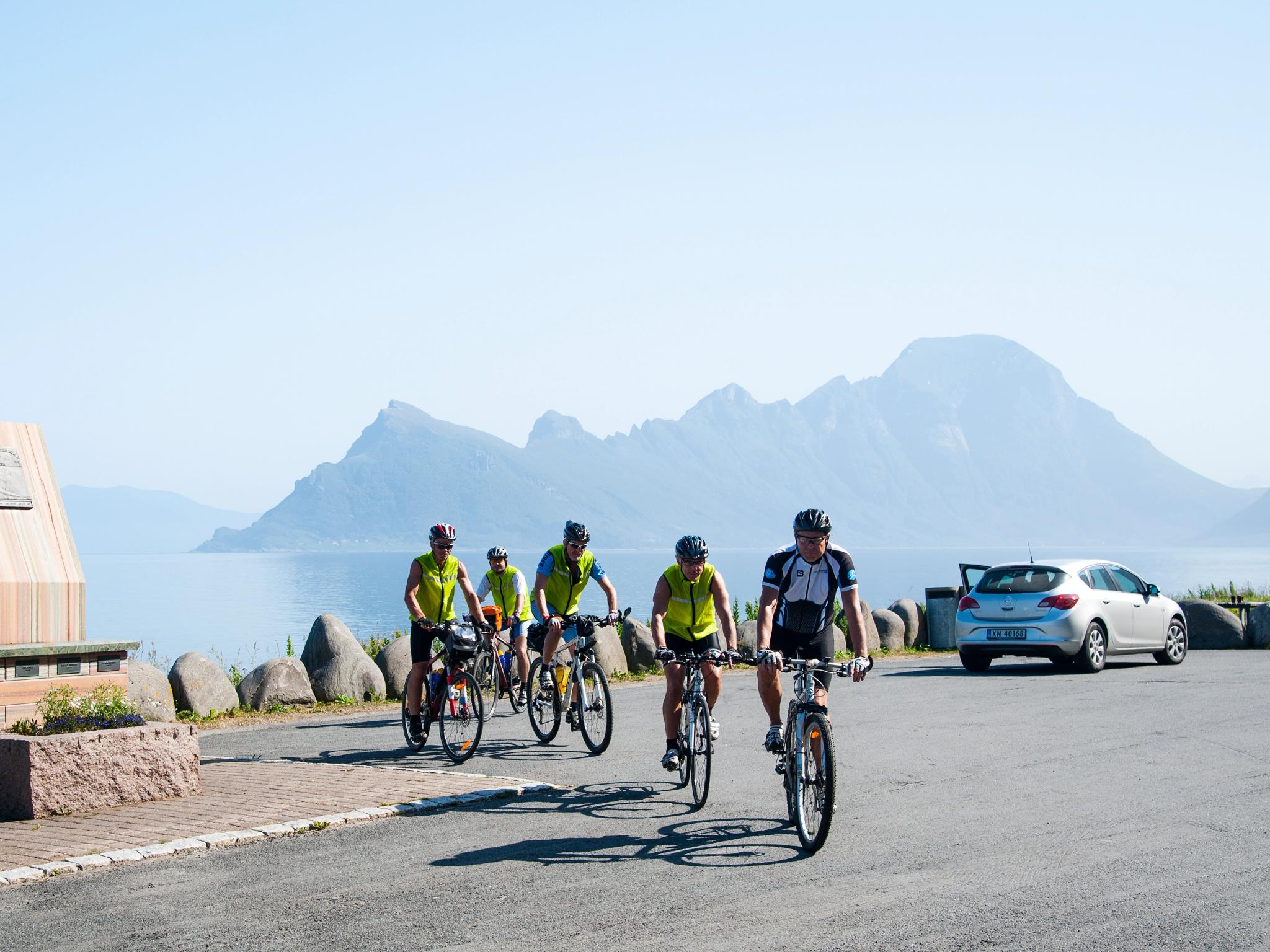 En gruppe landeveissyklister på Helgelandskysten i Nord-Norge