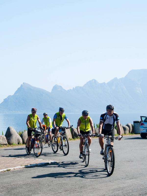 En gruppe landeveissyklister på Helgelandskysten i Nord-Norge