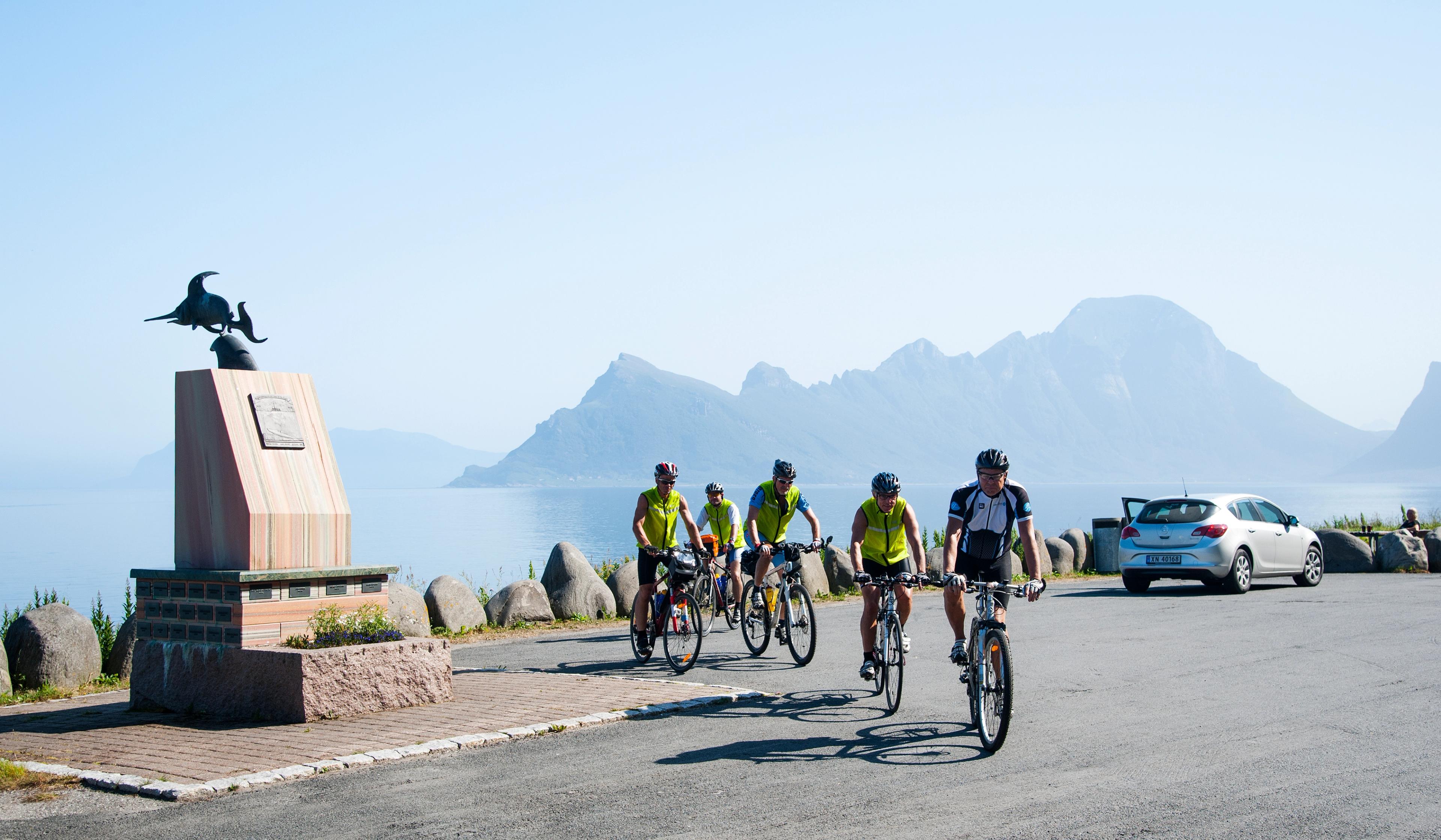 Un gruppo di ciclisti su strada sulla costa dello Helgeland nella Norvegia settentrionale