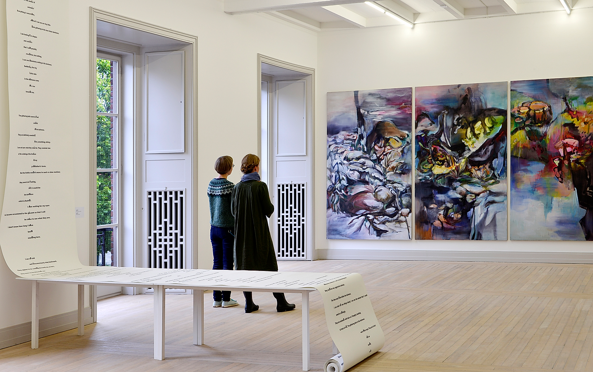 Två kvinnor tittar på en målning på Trondheim Kunstmuseum i regionen Trøndelag