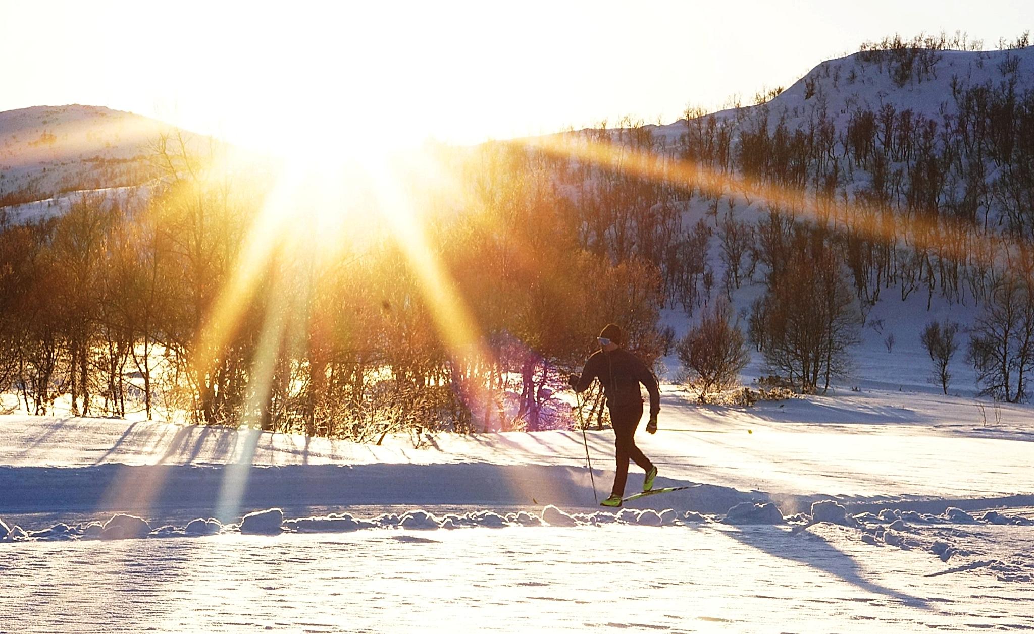 Kvinne går på langrenn på Oppdal