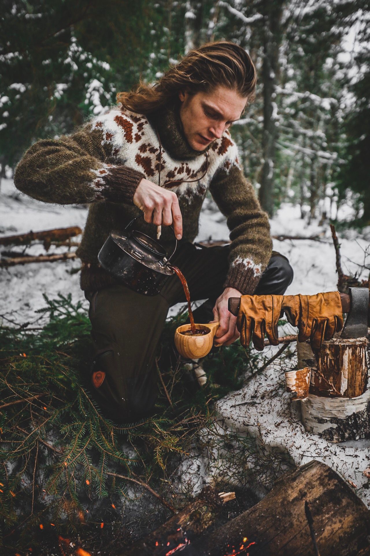 Man in a "villmarksgenser" (wildlife sweater) in the forest.