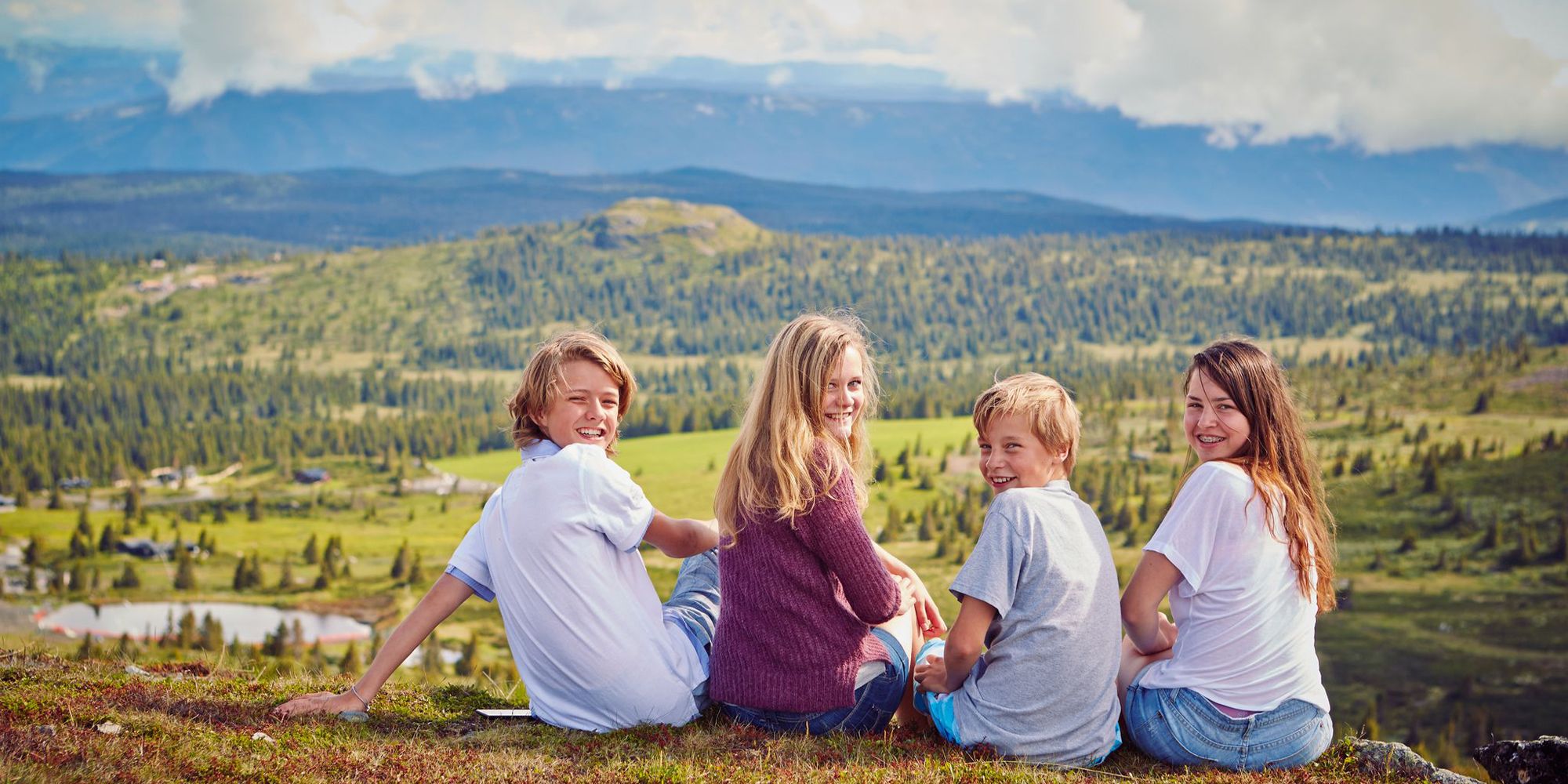 Fyra barn tar en paus på fjällvandringen i Gol i Hallingdal, östra Norge
