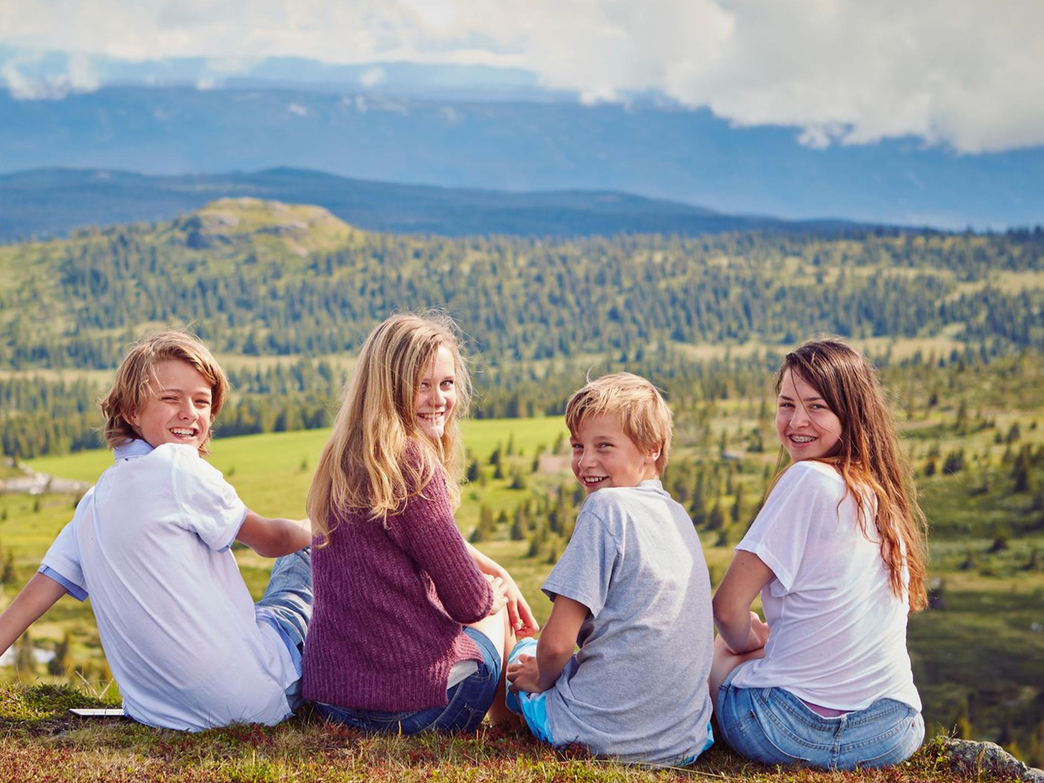 Fyra barn tar en paus på fjällvandringen i Gol i Hallingdal, östra Norge