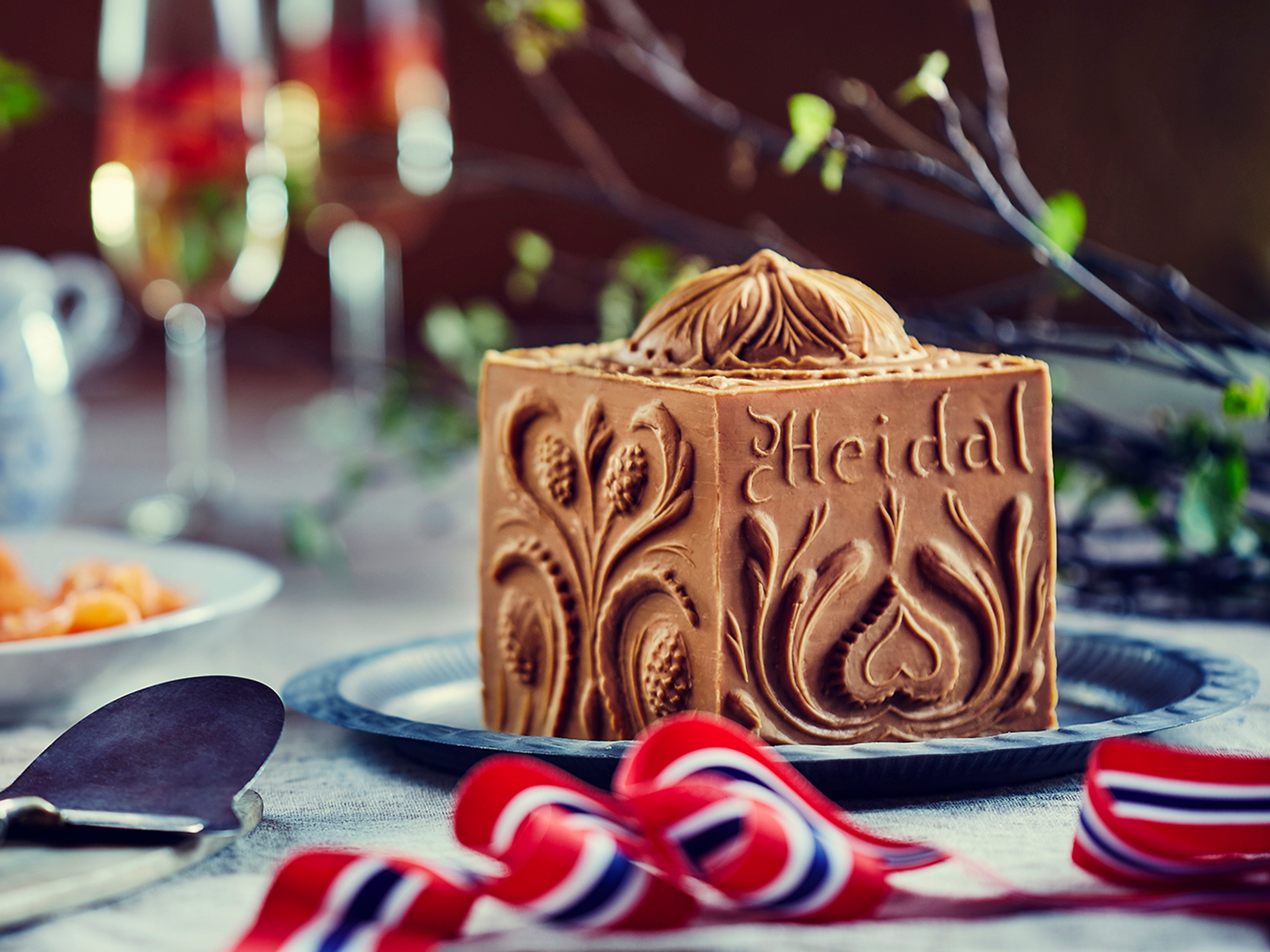 Brauner Käse aus der norwegischen Molkerei Heidal Ysteri im Tal Gudbrandsdalen, Ostnorwegen