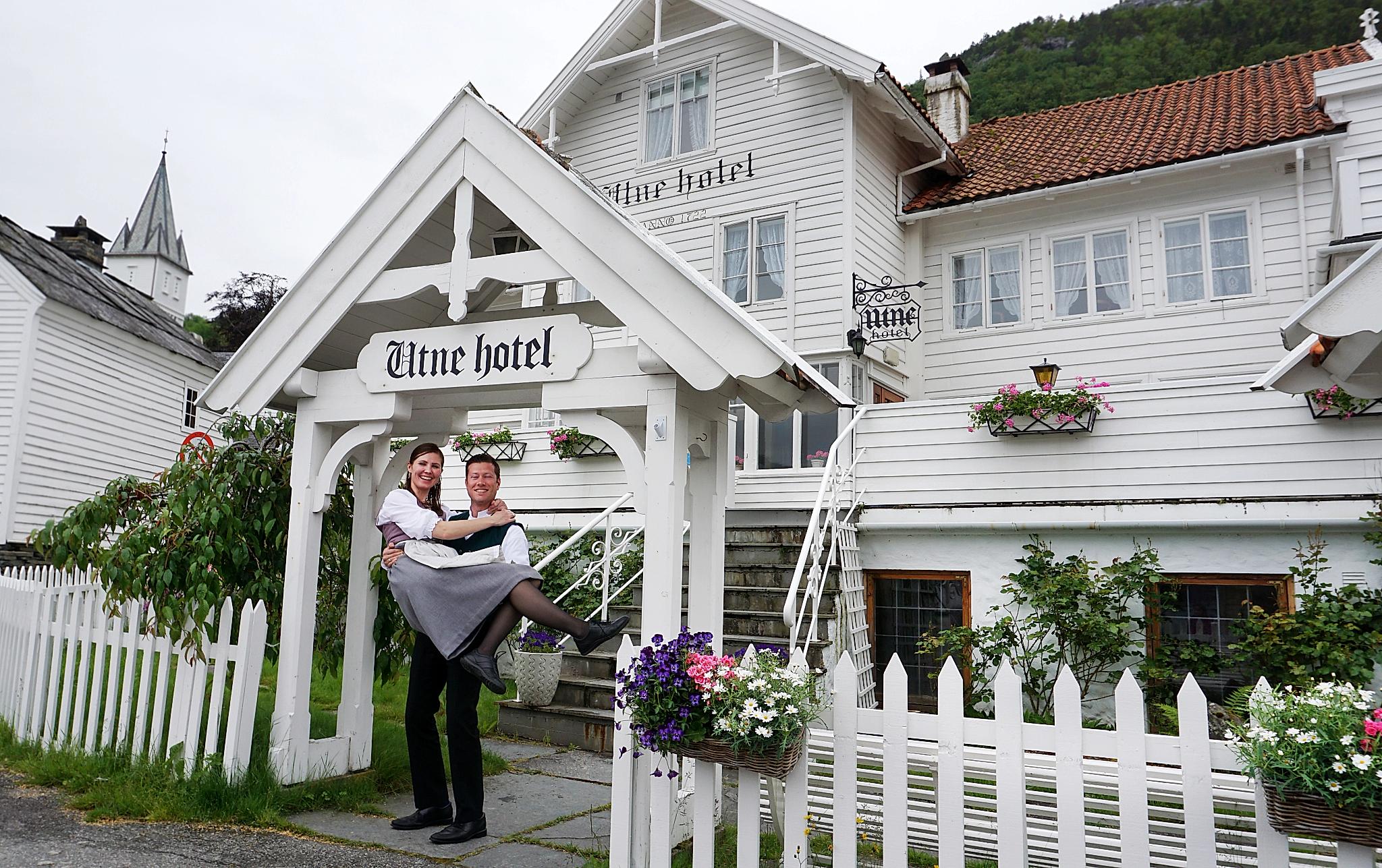 Bente R. och Kjetil Wedding, Utne Hotells ägare, står utanför hotellet i Hardangerfjord i regionen Fjord Norge (Vestlandet)