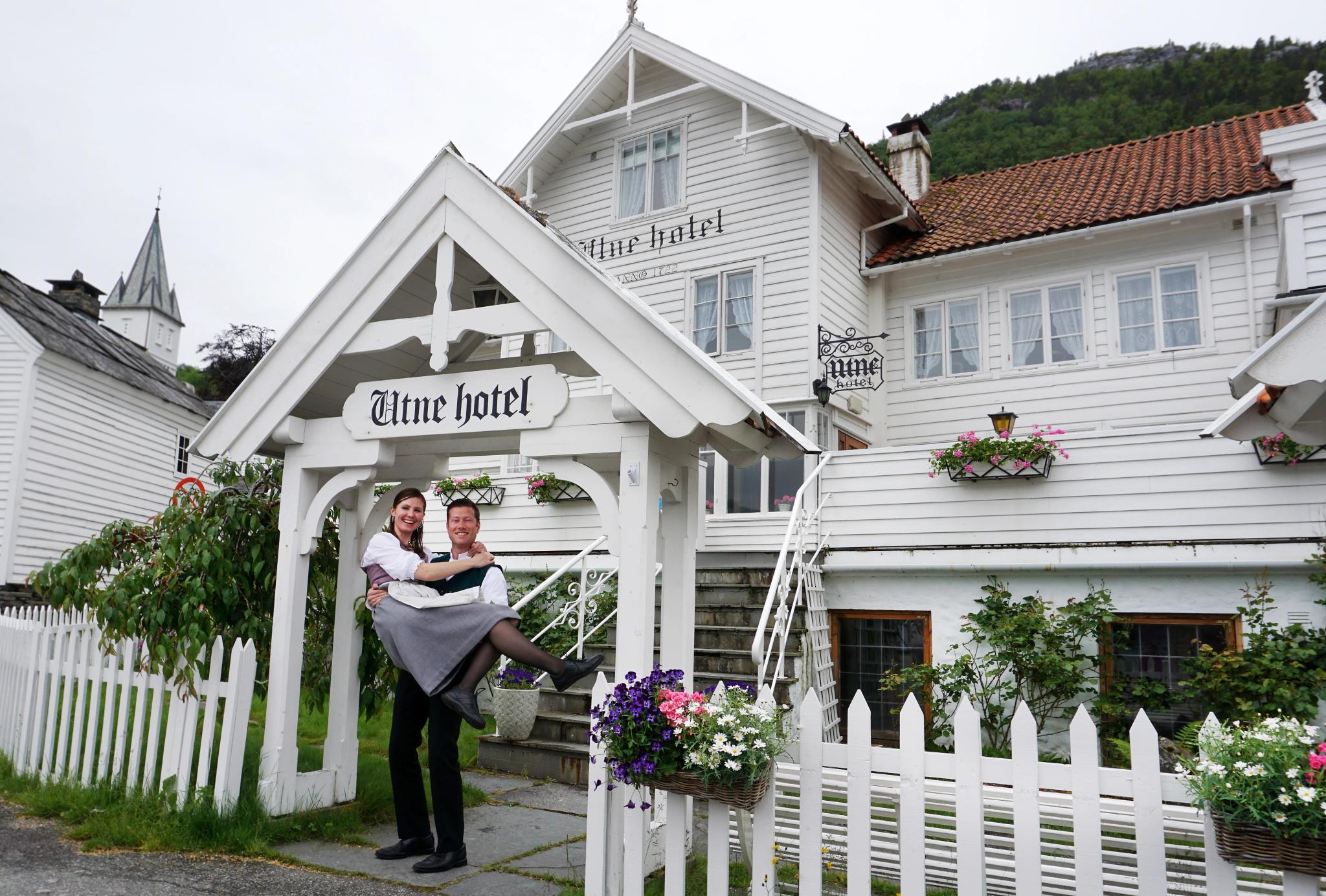 Die Besitzer Bente R. und Kjetil Widding draußen vor Ihrem Hotel Utne in Hardangerfjord in Fjord Norwegen