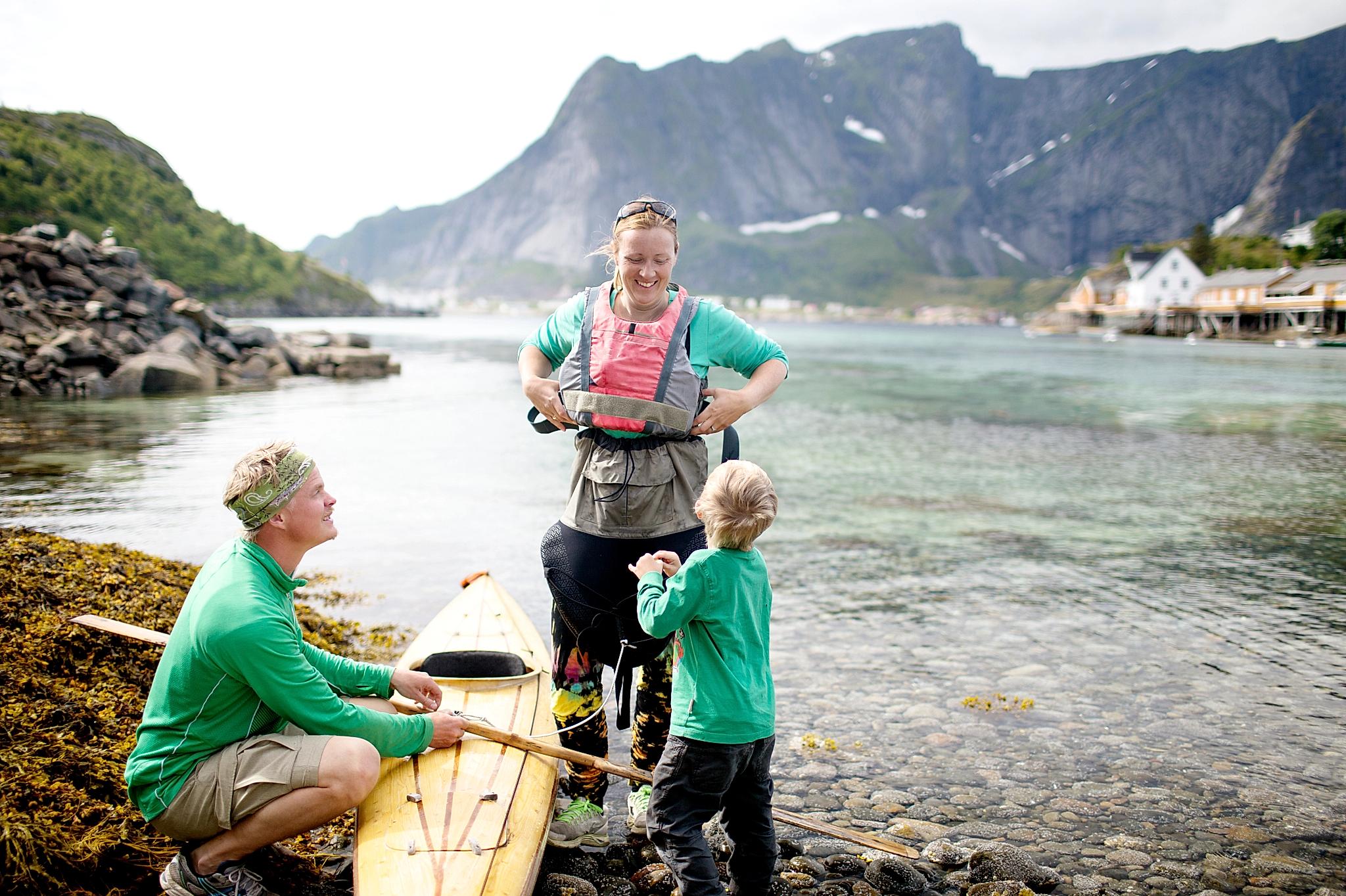 En familie i kajak på Lofoten, Nord-Norge