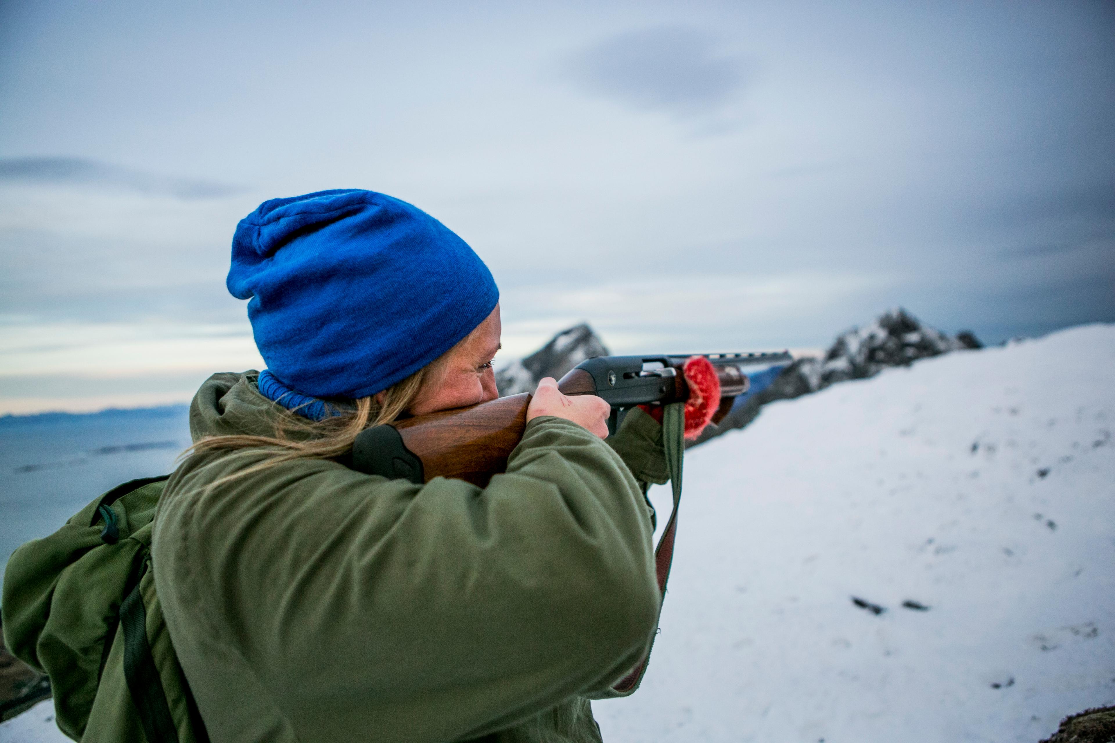 En dame på rypejakt i Steigen i Nordland, Nord-Norge