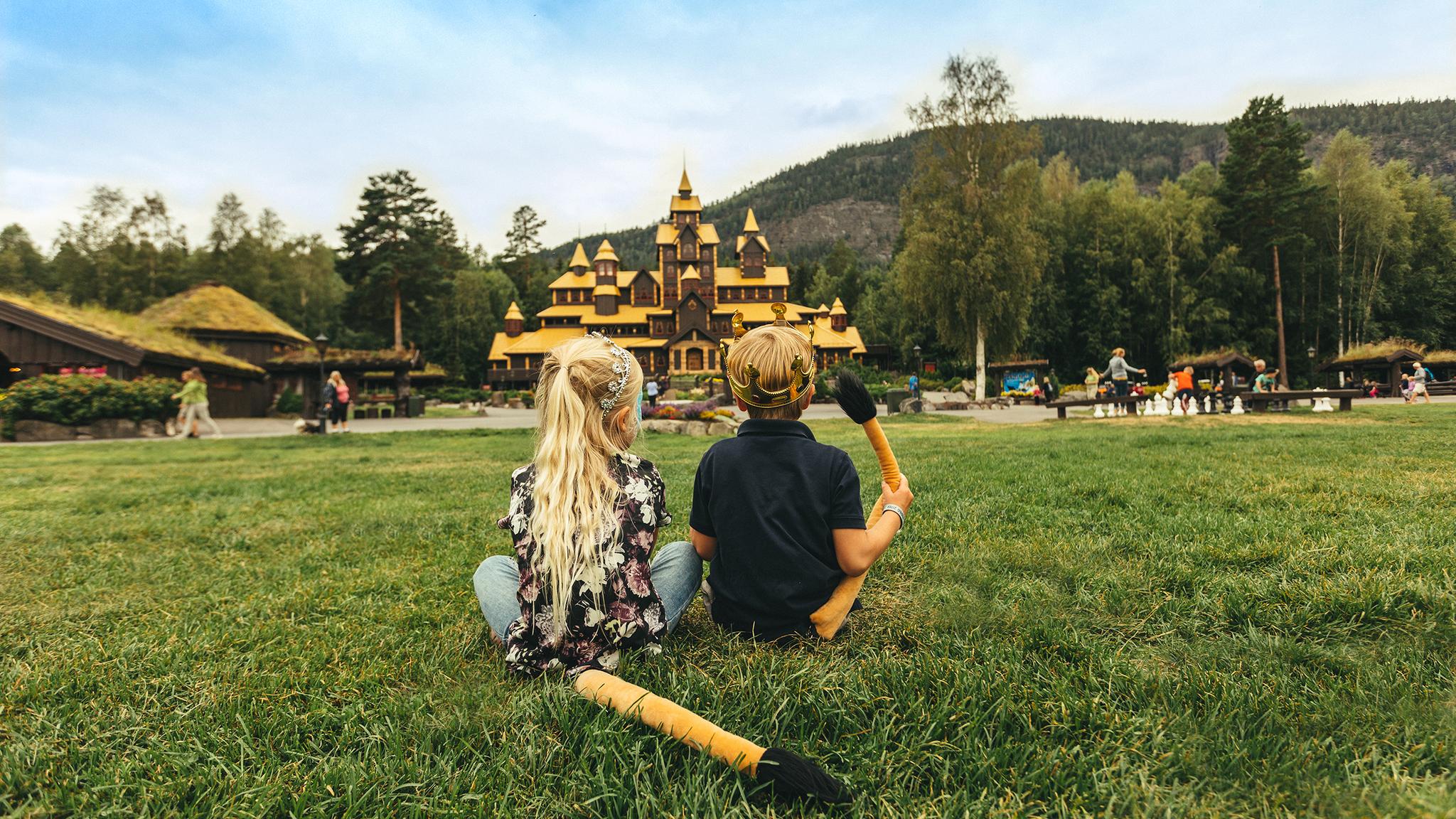 To barn på Hunderfossen Familiepark