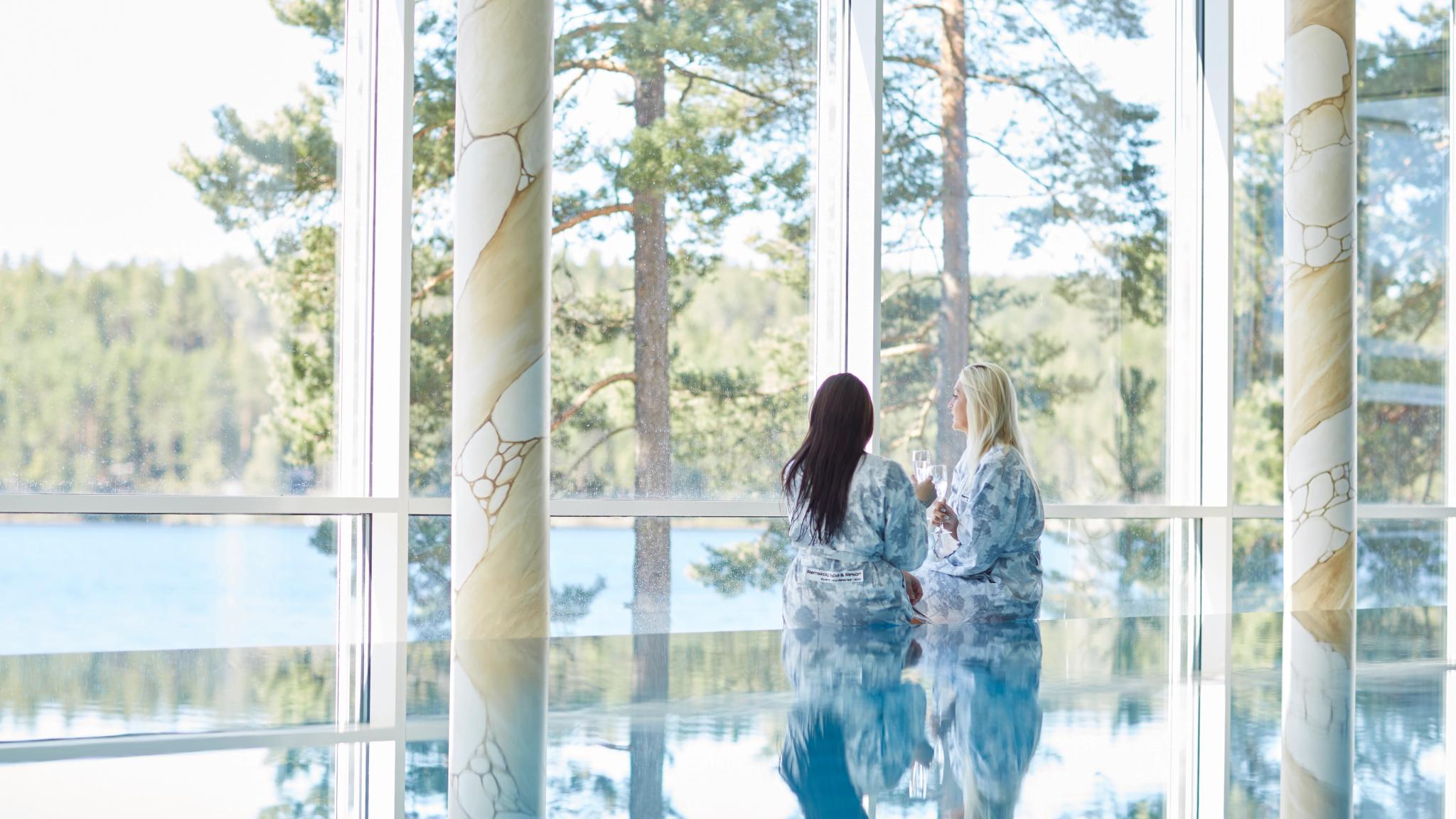 Två kvinnor som kopplar av på Rømskog Spa i Romerike i Østlandet