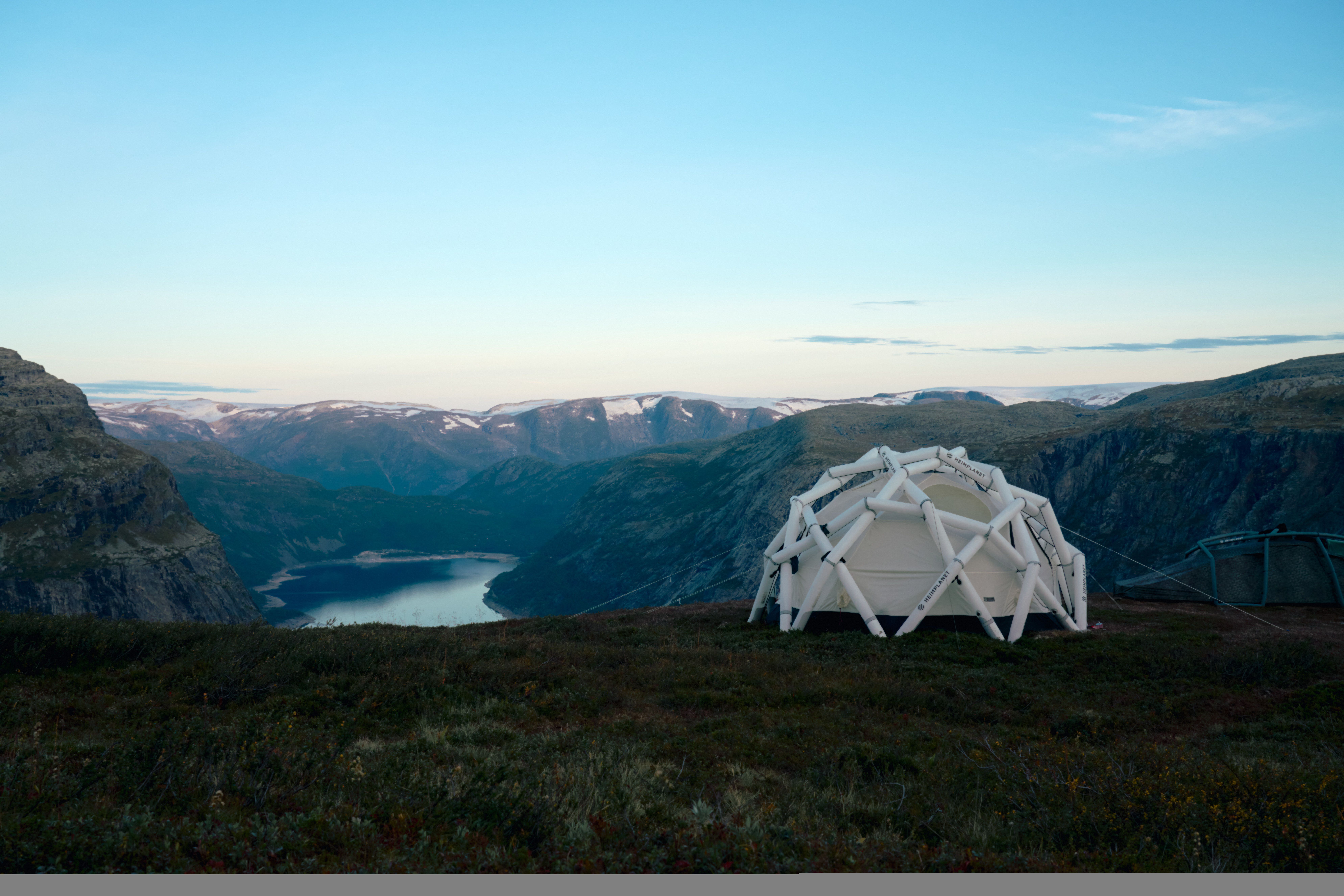 Glamping domes by Trolltunga with spectacular view over the valley