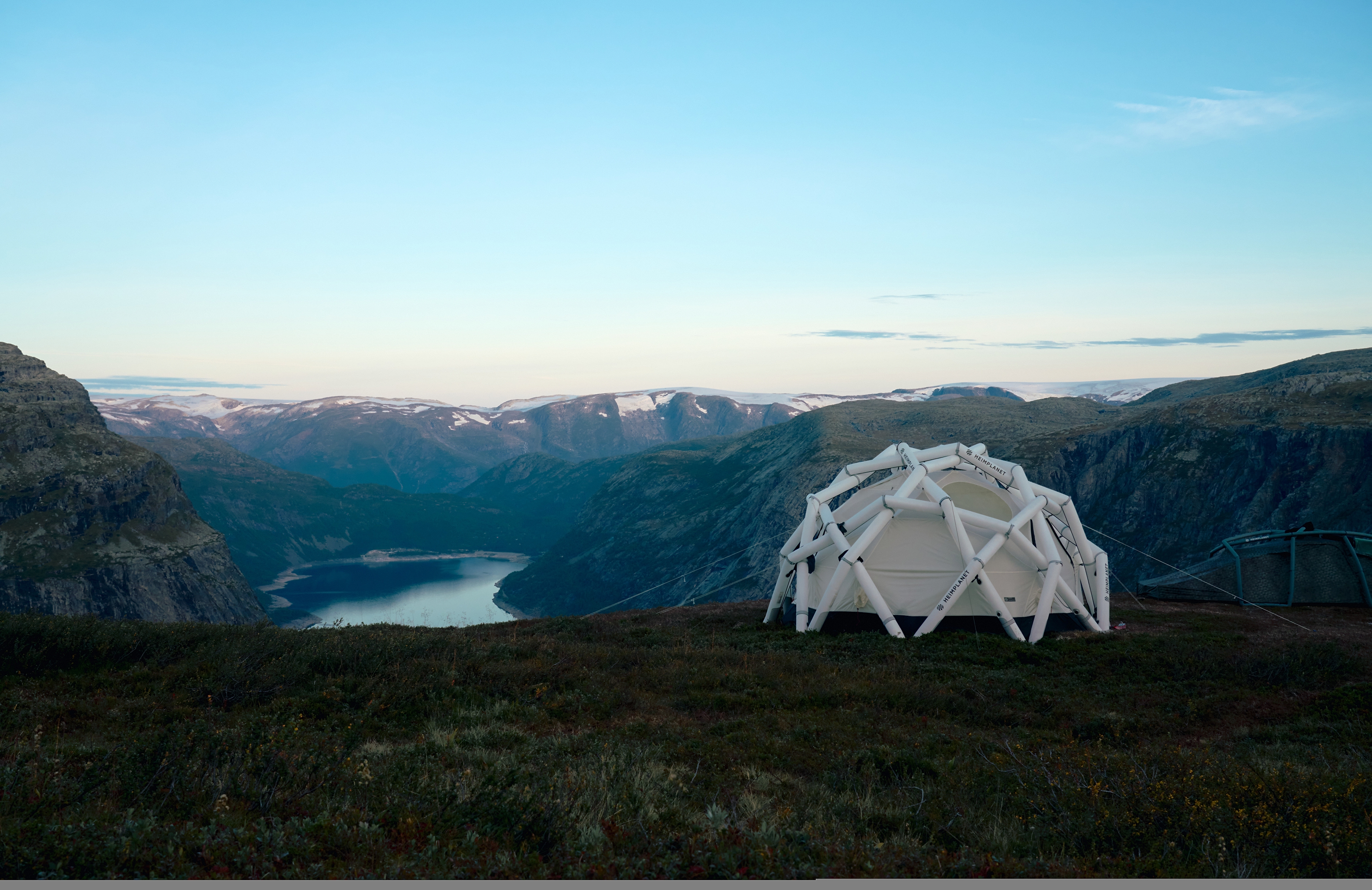 Glamping domes by Trolltunga with spectacular view over the valley